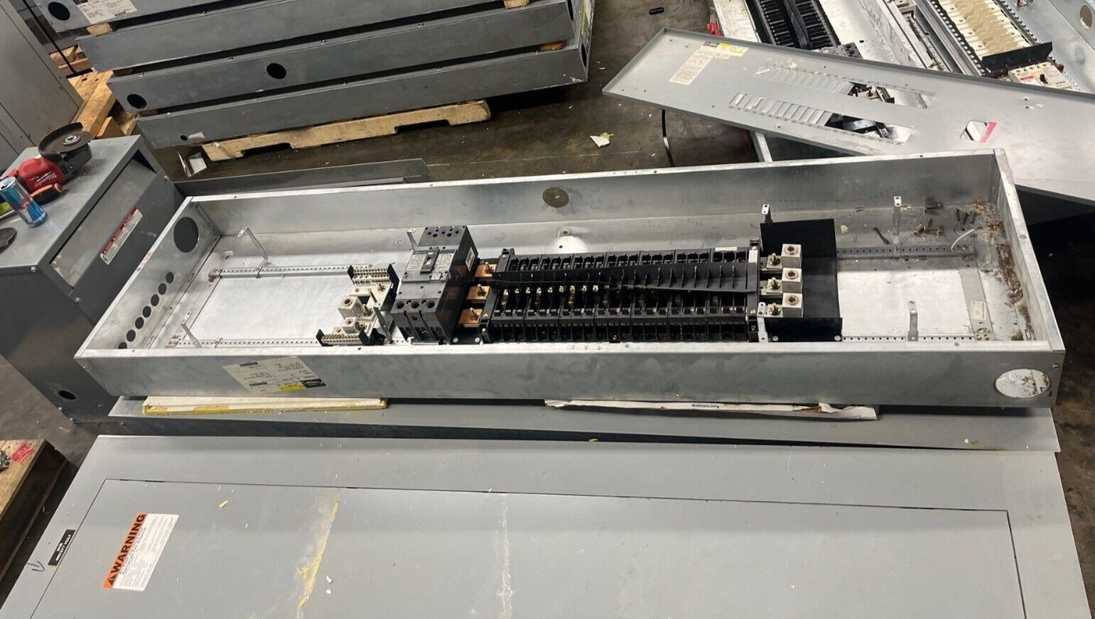 GE AEF3424MBX Panelboard 400A 480/277V 4W 3PH Indoor Encl 42Cir SFHA36AT0250 MLO P583 Used