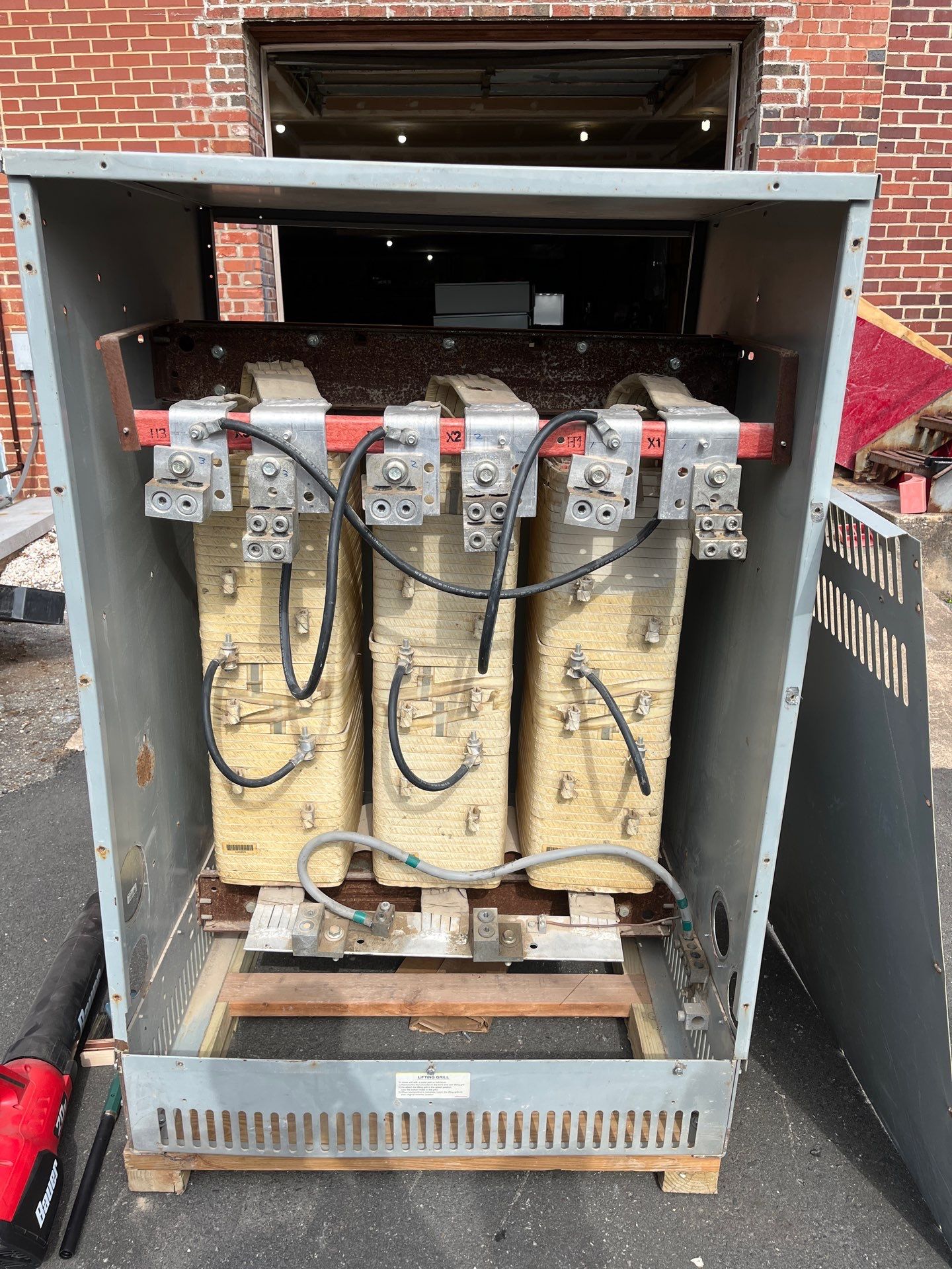 300KVA GE 9T83B3878 Transformer Pri 480V Sec 208/120V 3PH Indoor Encl Used