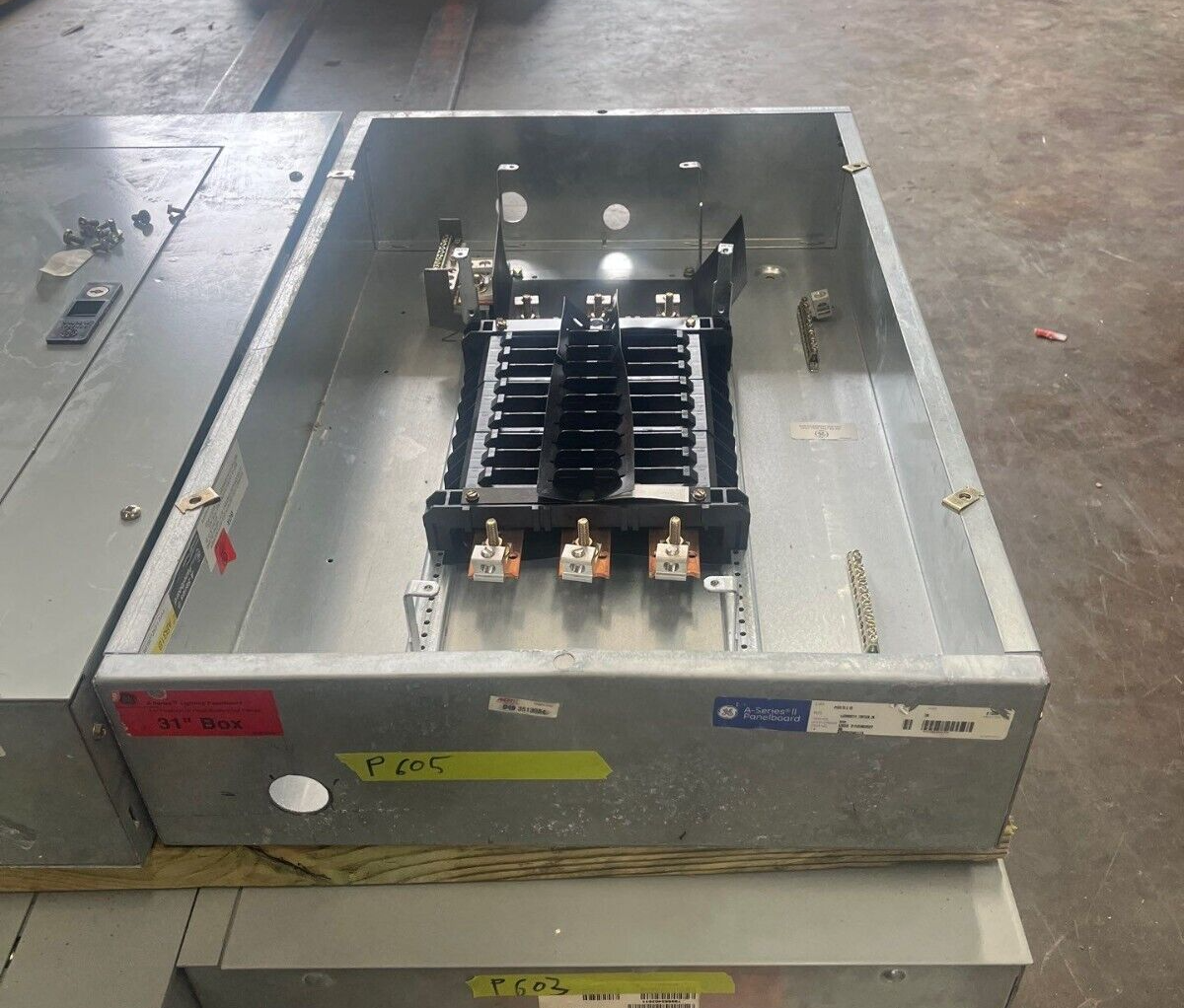 GE AEF3181MTX Panelboard 125A 480/277V 3PH 4W Indoor Encl 18 Circuit MLO AB31B P605 Used
