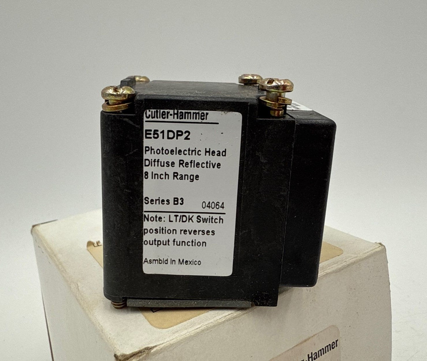 Eaton E51DP2 Diffuse Reflective Photoelectric Head 8 Inch Range LT/DK Switch New