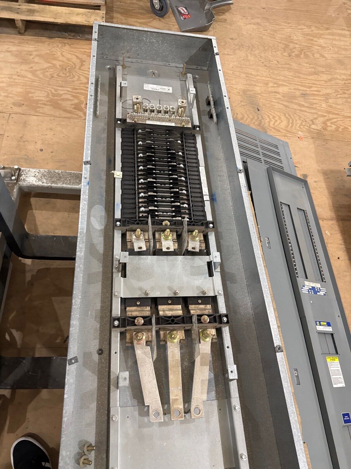 Square D NQOD Panelboard 250A 400A 208/120V 3PH 4W 42 Circuit Indoor Encl MCB P300 Used