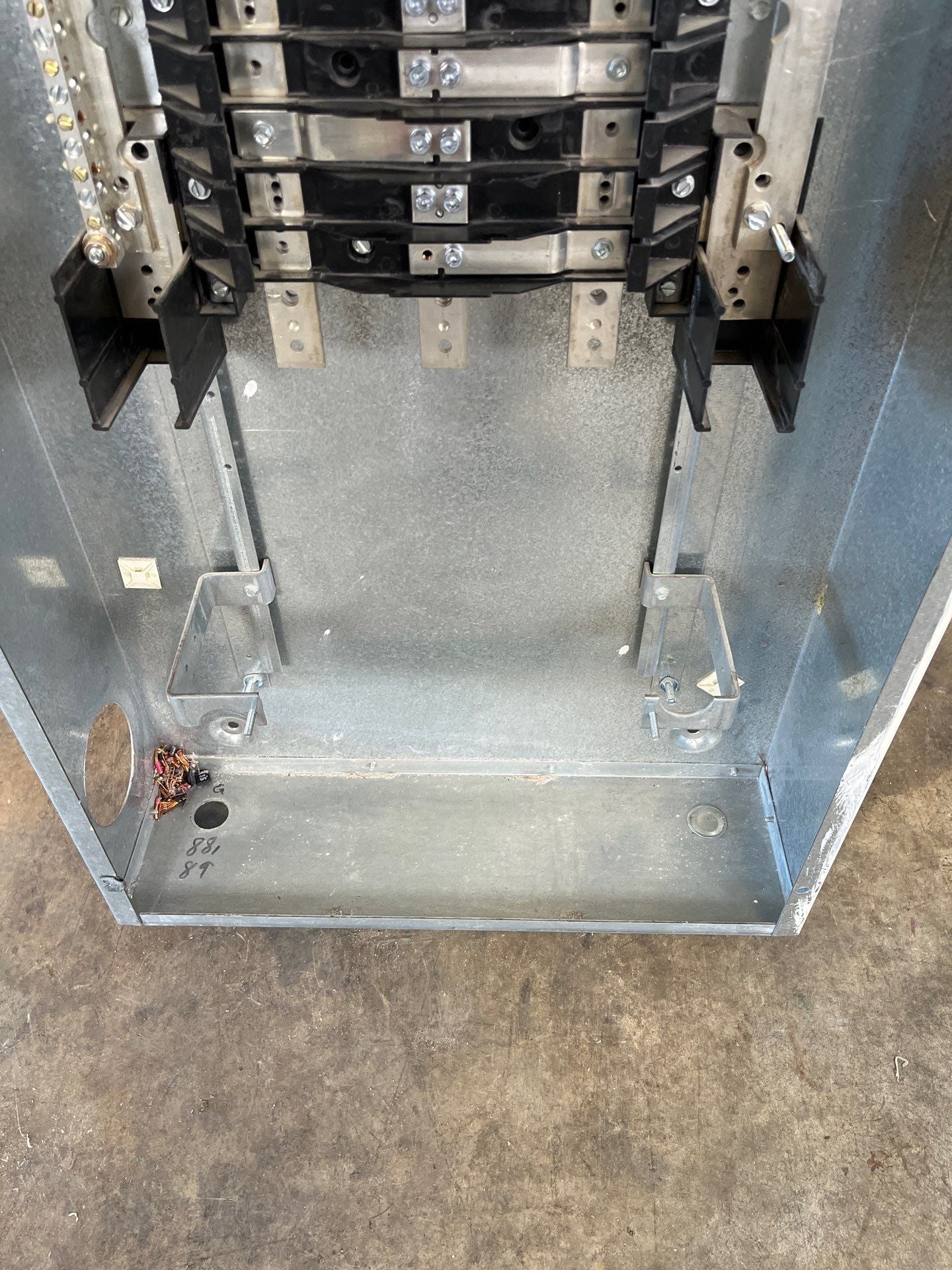 Siemens P1C42ML400ATF P1 Panelboard 400A 208/120V 3PH 4W 42 Cir MLO Indoor Encl B68 Box Used