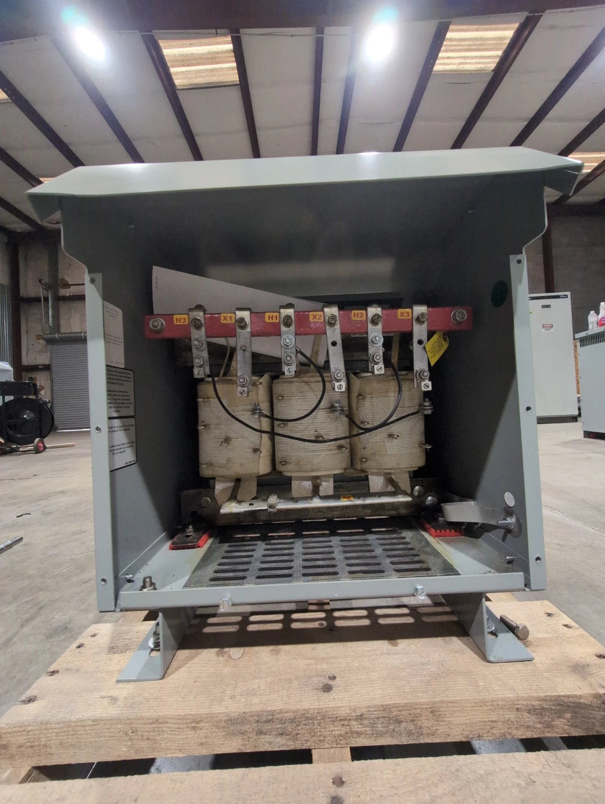 15KVA Siemens 3F3Y015D16 Transformer Pri 480V Sec 208/120V 3PH 3R Encl Outdoor New