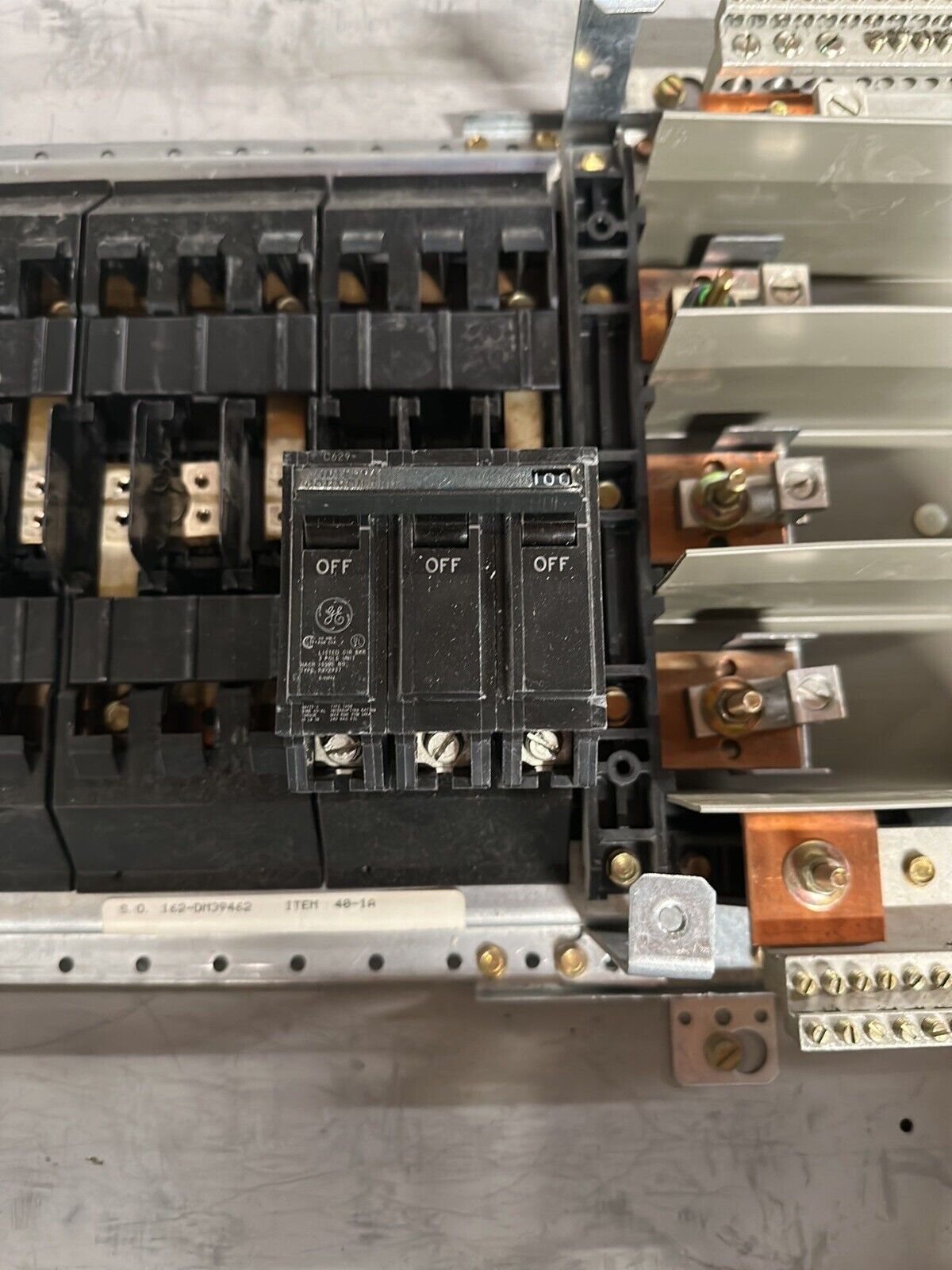 GE AQF3421ABX Panelboard 125A 208Y/120V 3PH 4W 42 CIR MCB THQB32100 Indoor Encl P012 Used