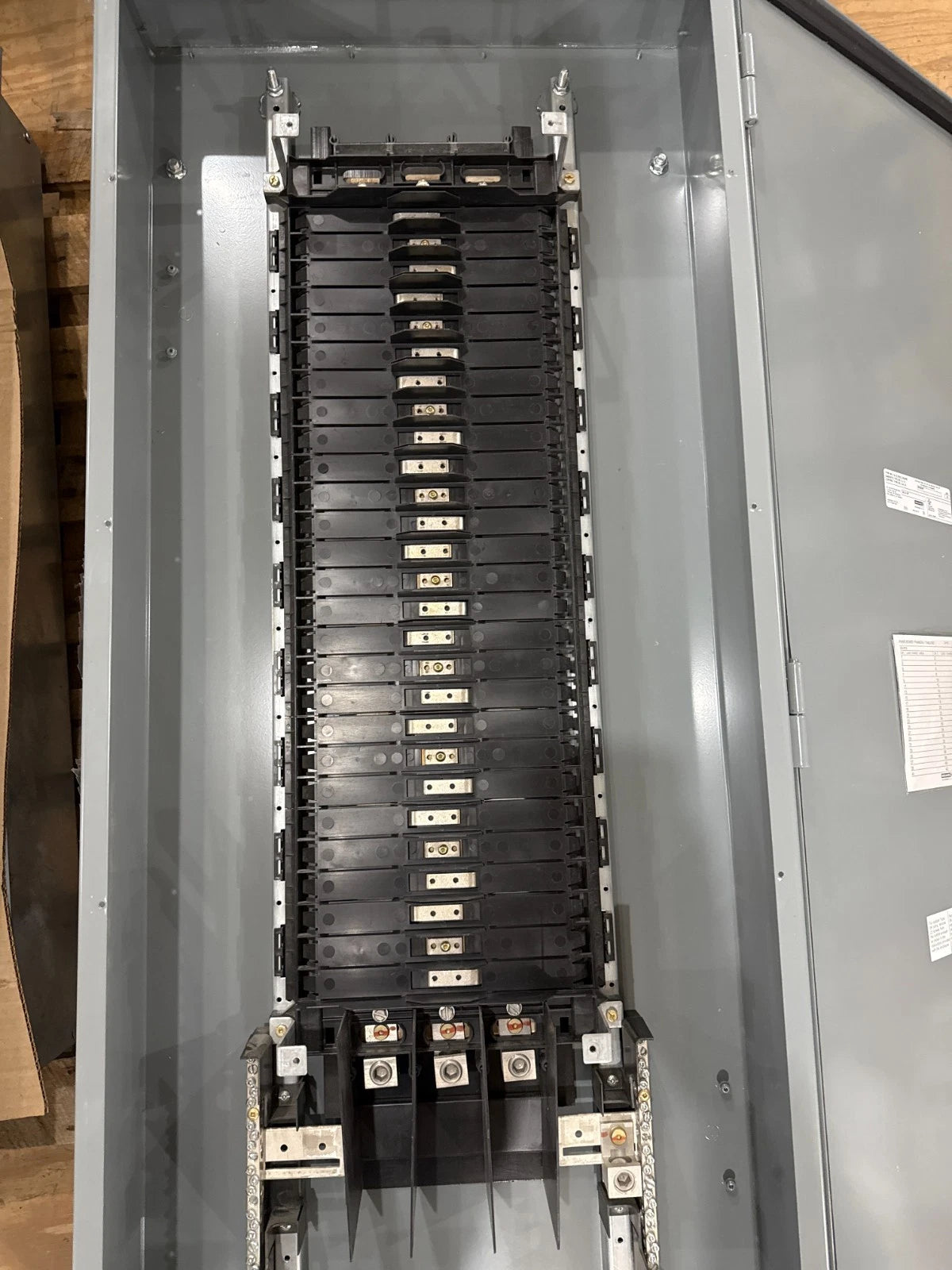 Square D NF Panelboard 250A 480/277V 3PH 4W MLO Panel 250 Amp 54 Cir 3R Encl New