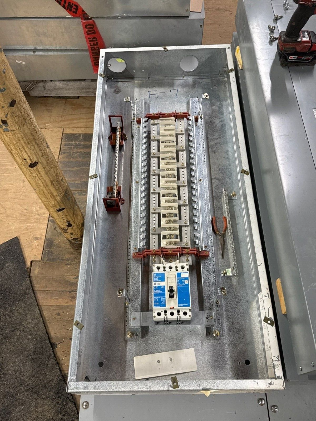 Cutler Hammer PRL1A Panelboard 100A 120/208V 3PH 4W Main EHD3100 MCB Indoor P682 Used