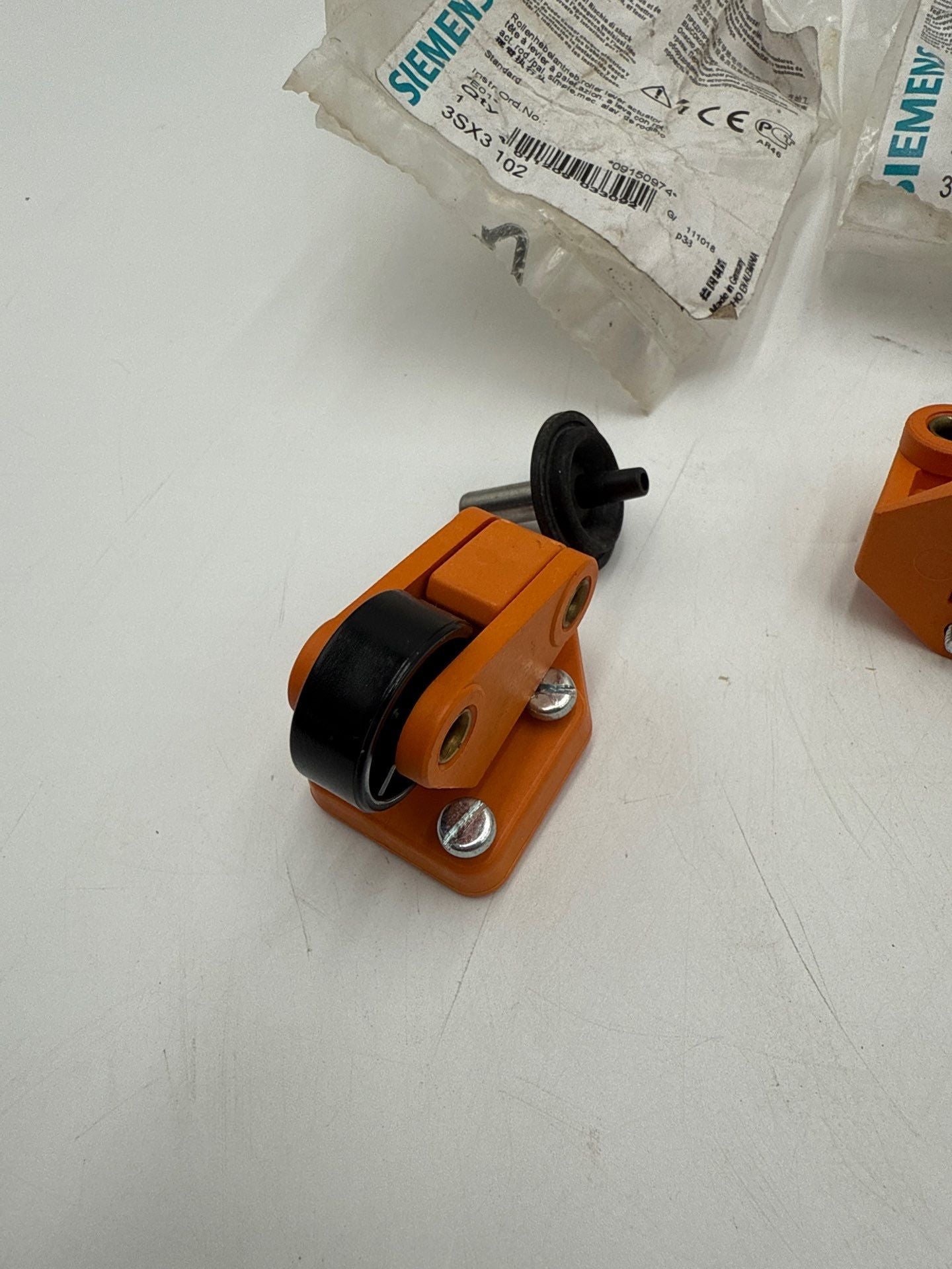 Siemens 3SX3 102 Roller Lever Actuator Pivot Arm Angle Roller Head New