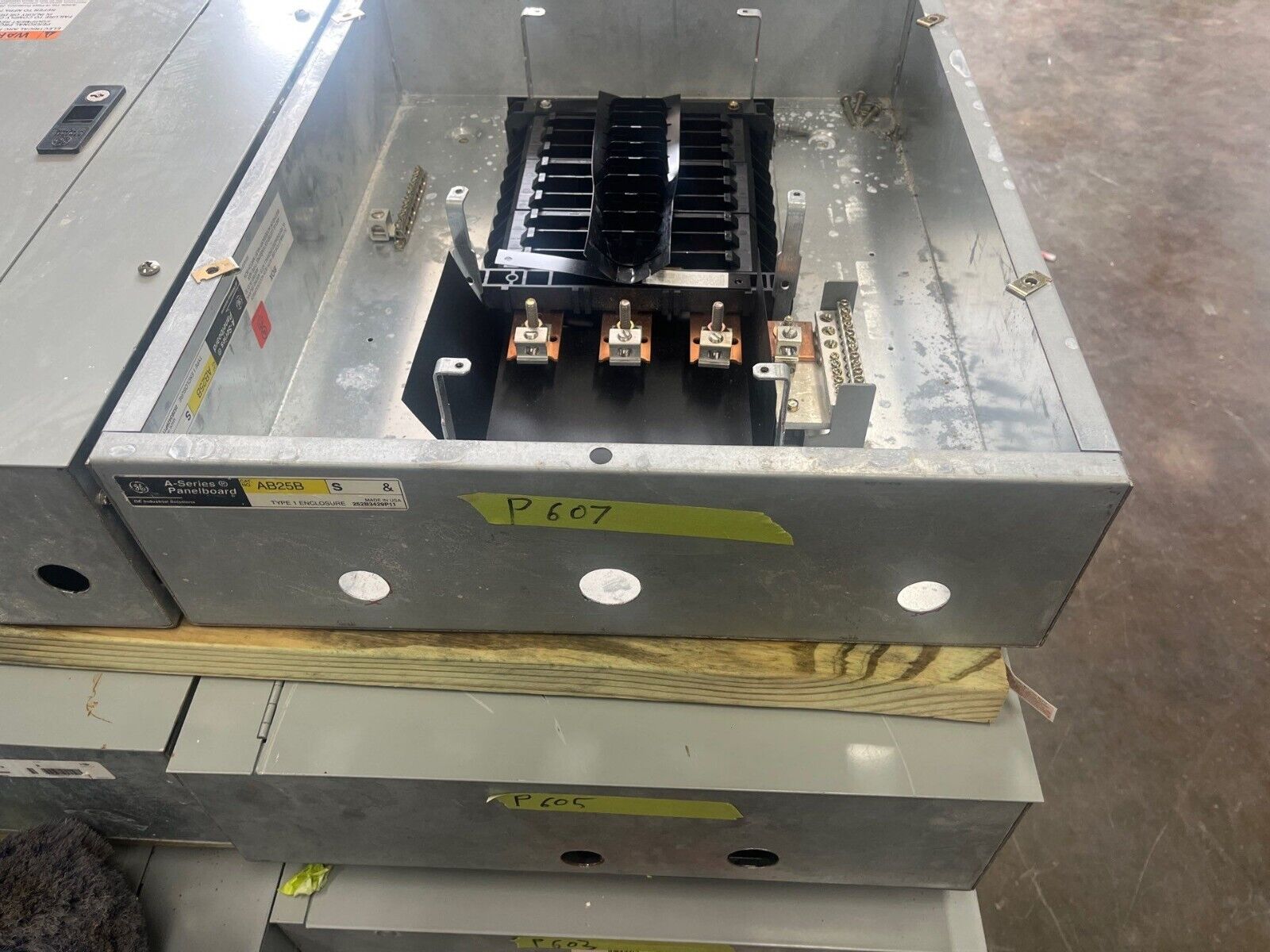 GE AEF3181MTX Panelboard 125A 480/277V 3PH 4W Indoor Encl 18 Circuit MLO 125 Amp P607 Used