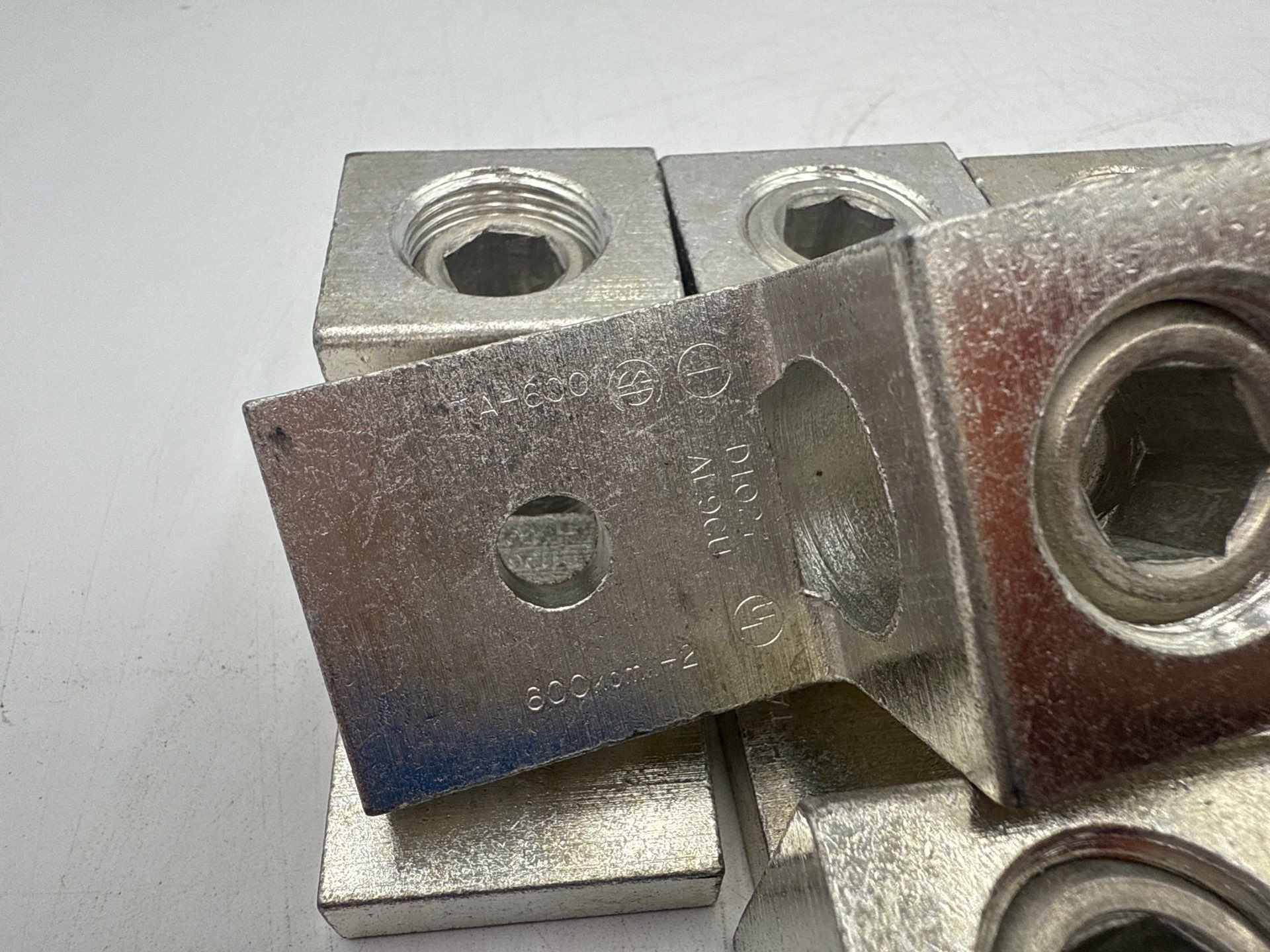 Square D DASKGS600 Lug Kit Aluminum 600A 600kcmil to 2 AWG Transformer Acc New