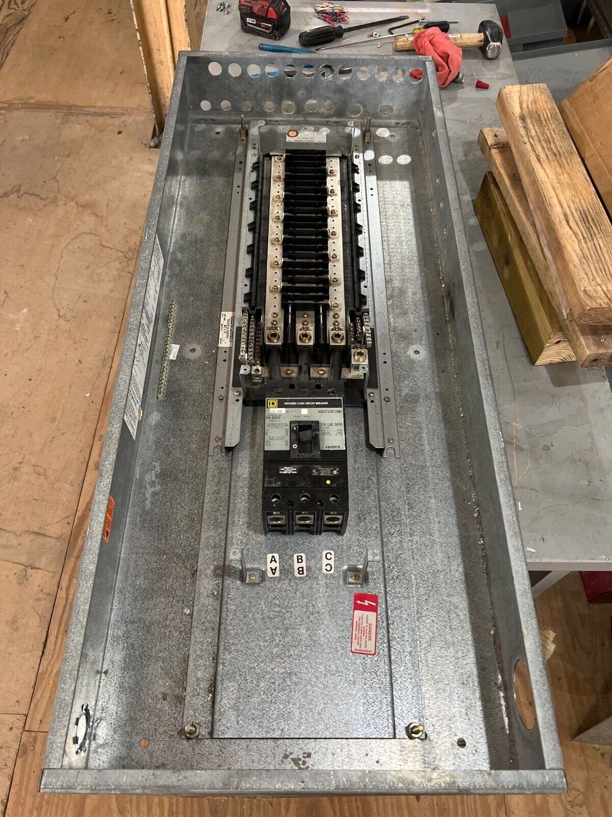 Square D Panelboard 250A 208/120V 3PH 4W 42 Circuit Indoor Encl MCB KAL36250 P625 Used