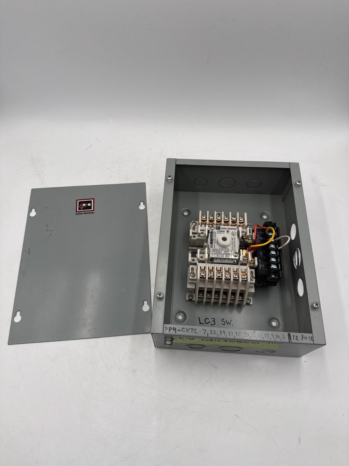 Cutler Hammer C30BNM Enclosed Lighting Contactor 30A 6 Pole 600V Coil 110/120V Used