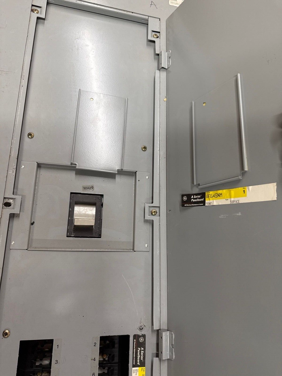 GE AEF3424BT Panelboard 400A 480/277V 3PH 4W Indoor Encl 42 Cir TJJ436400 MCB P021 Used