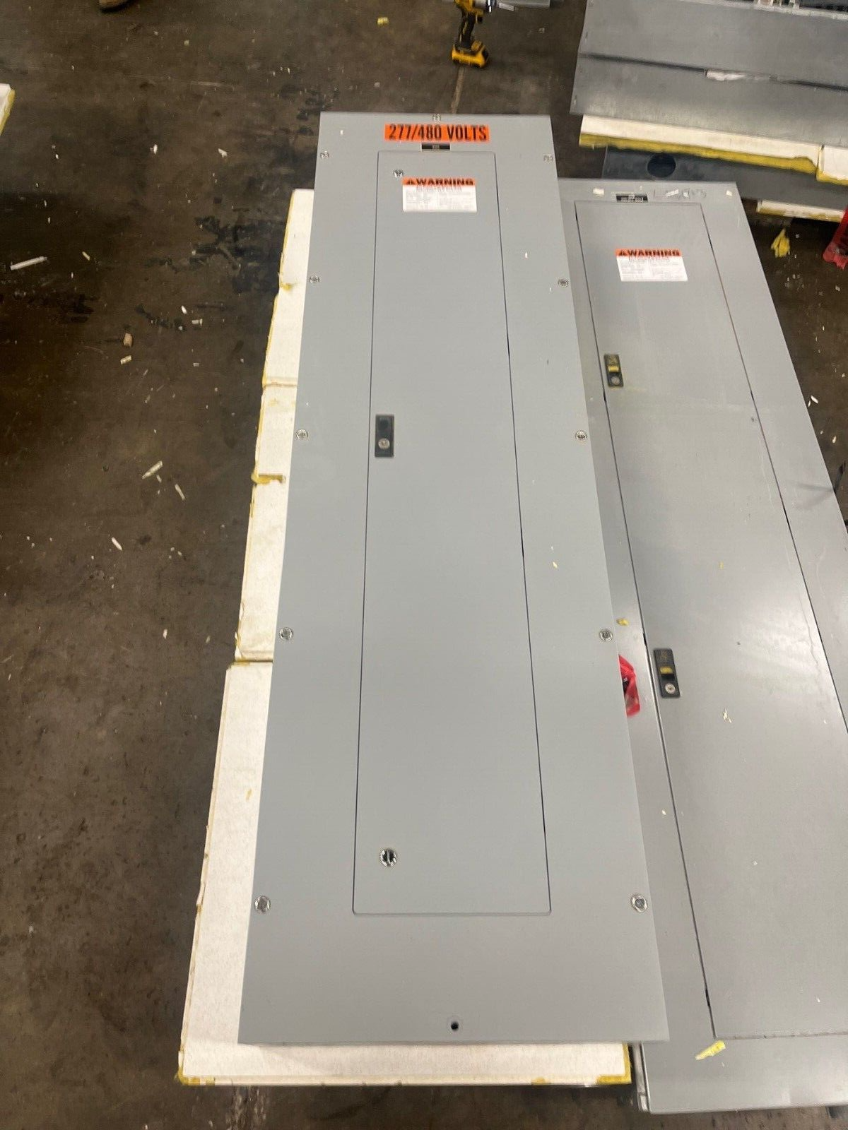 Cutler Hammer PRL2A Panelboard 400A 277/480V 3PH 4W Indoor Encl 42 Circuit MLO P581 Used