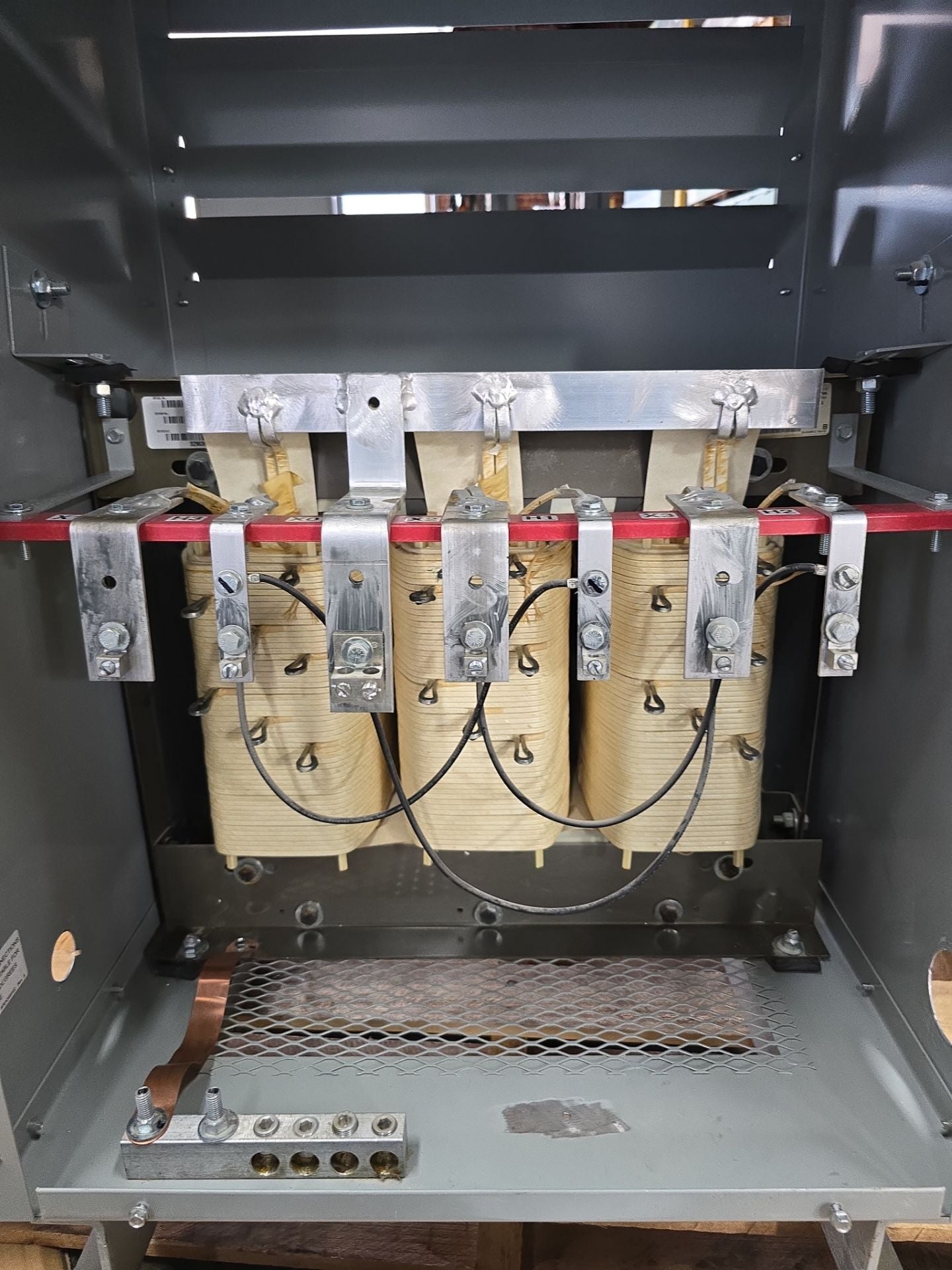 30kVA Eaton V48M28T3016 Transformer 3PH Pri 480V Sec 208/120V Indoor T274 G02S04 Used