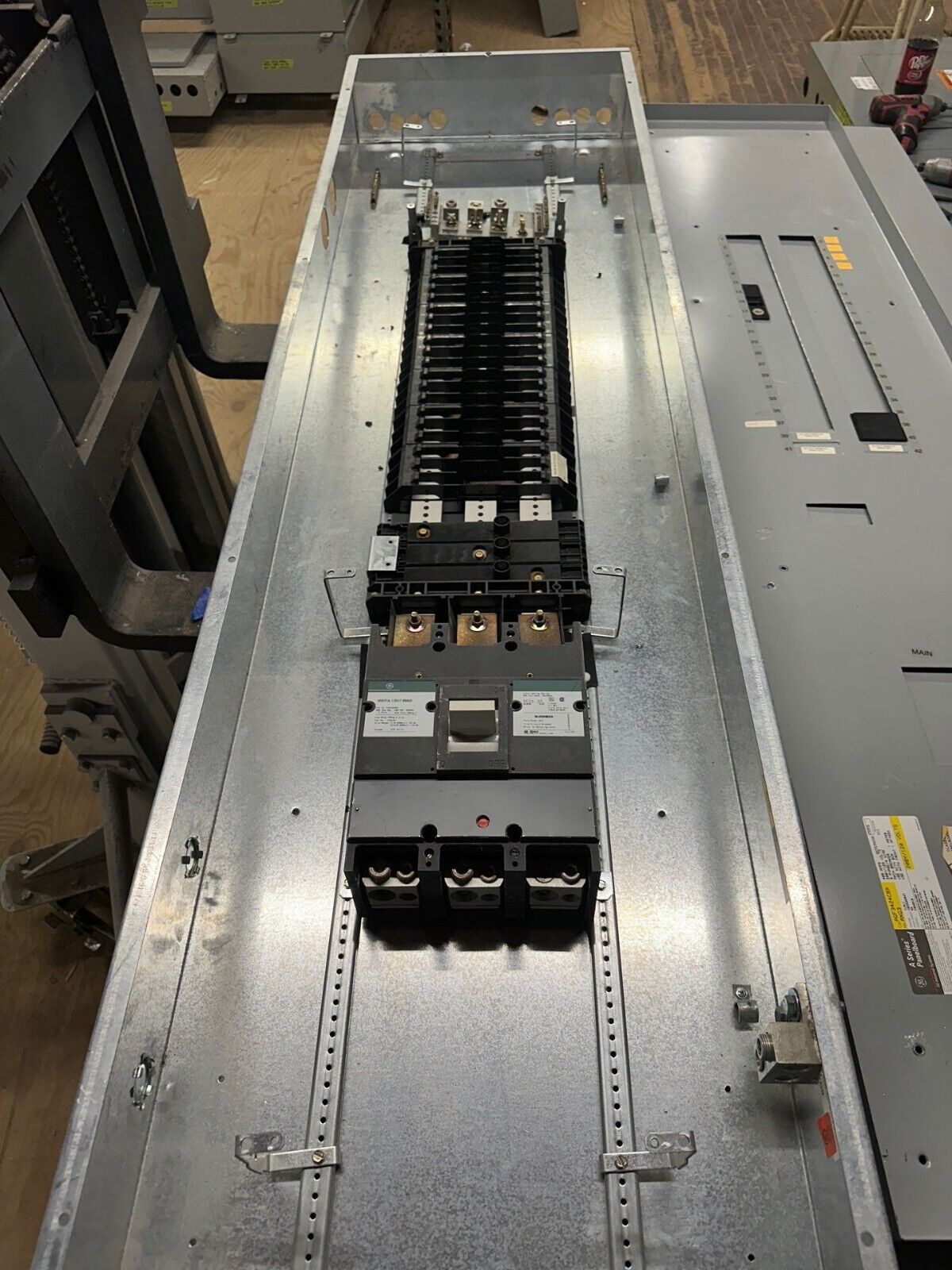 GE AQF3424CBX Panelboard 400A 208Y/120V 3PH 4W MCB Indoor Encl 42 Circuit 400Amp P312 Used