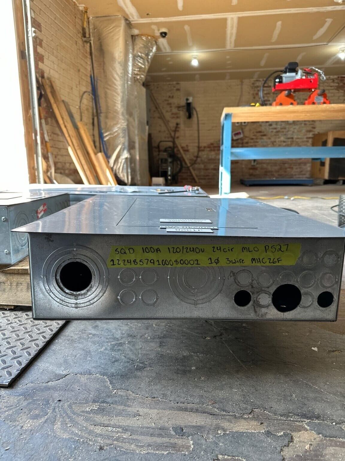 Square D NOQD Panelboard 100A 120/240V 1PH 3W MLO Main Lug 24 CIR NEMA 1 P527 Used