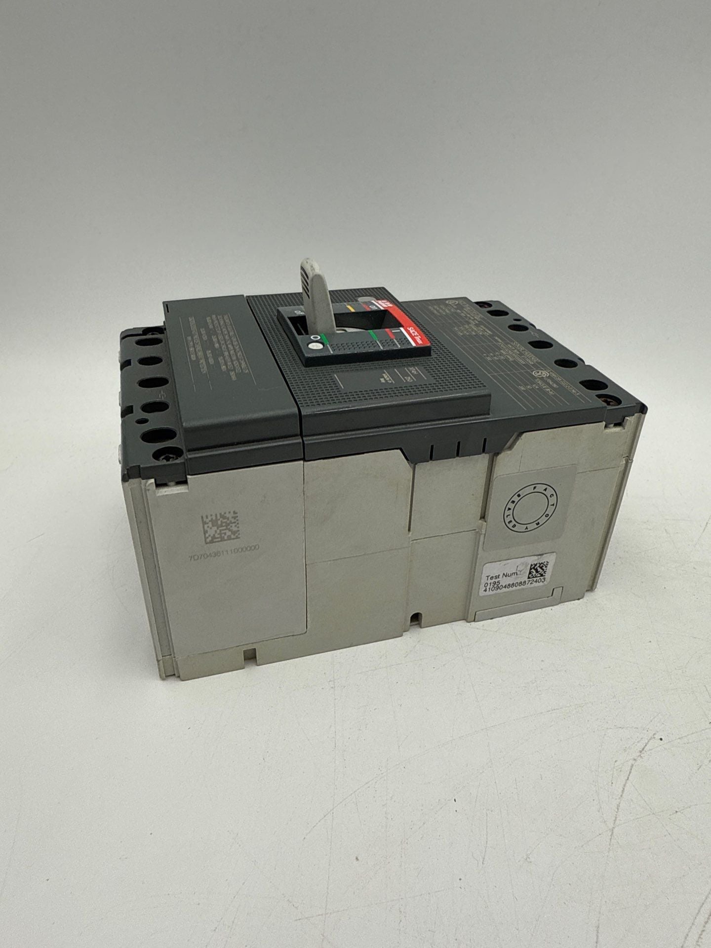ABB XT4HU3250DFF000XXX Circuit Breaker 250A 3P 600V SACE Tmax XT4H 250 Amp Used