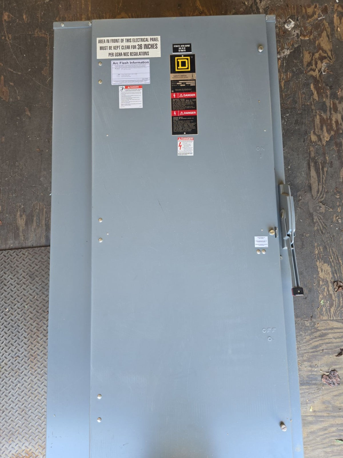 Square D H327N Safety Disconnect Switch 800A 3P 240V 3PH NEMA 1 Fusible 800 Amp Used