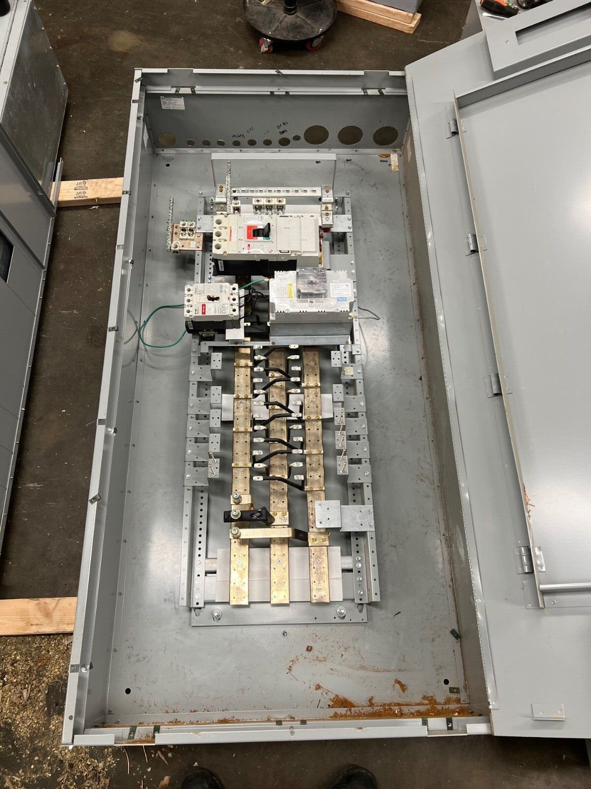 Eaton PRL4 Panelboard 600A 480/277V 3PH 4W 24 Cir Indoor Encl MCB LGH3630NN P649 Used
