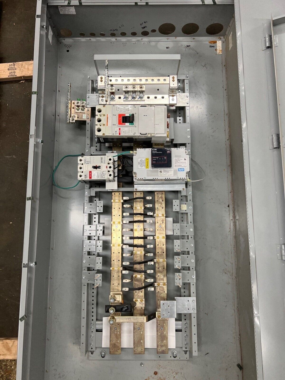 Eaton PRL4 Panelboard 600A 480/277V 3PH 4W 24 Cir Indoor Encl MCB LGH3630NN P649 Used