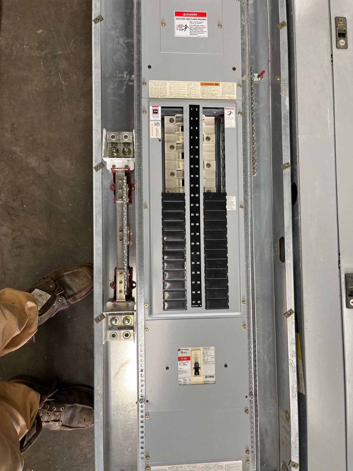 Cutler Hammer PRL2A MLO Panelboard 400A 277/480V 3PH 4W Indoor Encl 42Cir FD3225 P586 Used