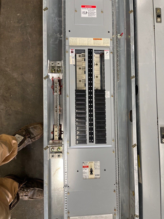Cutler Hammer PRL2A MLO Panelboard 400A 277/480V 3PH 4W Indoor Encl 42Cir FD3225 P586 Used
