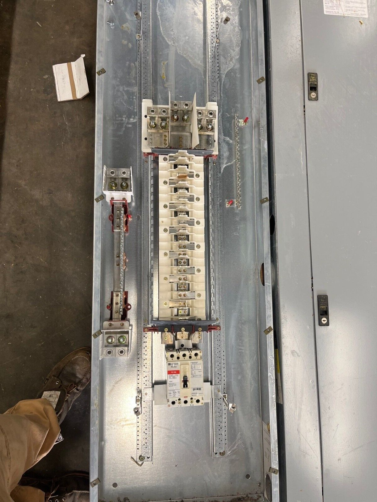 Cutler Hammer PRL2A MLO Panelboard 400A 277/480V 3PH 4W Indoor Encl 42Cir FD3225 P586 Used