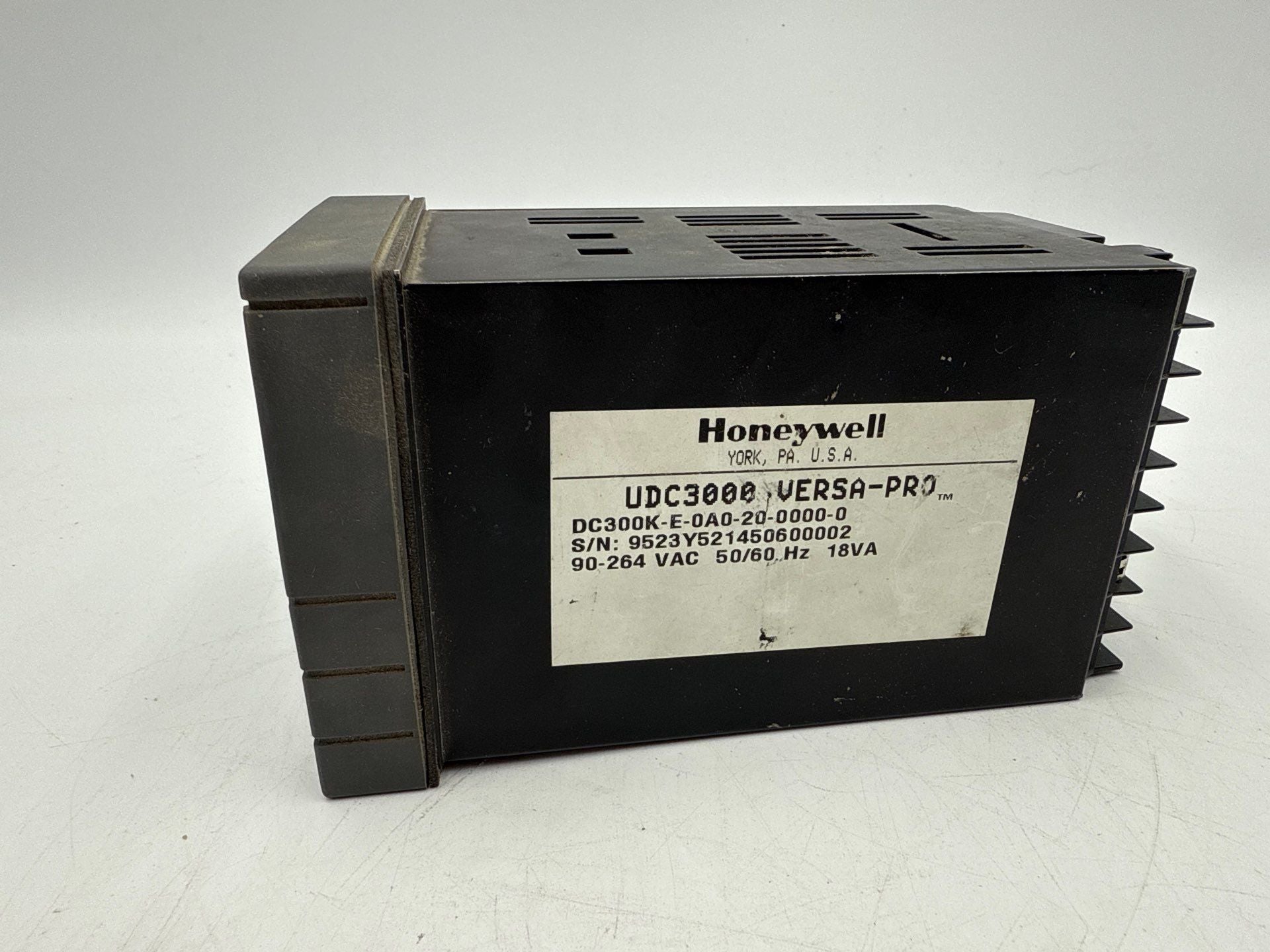 Honeywell DC300K-E-0A0-20-0000-0 UDC3000 Versa Pro Temperature Controller Used