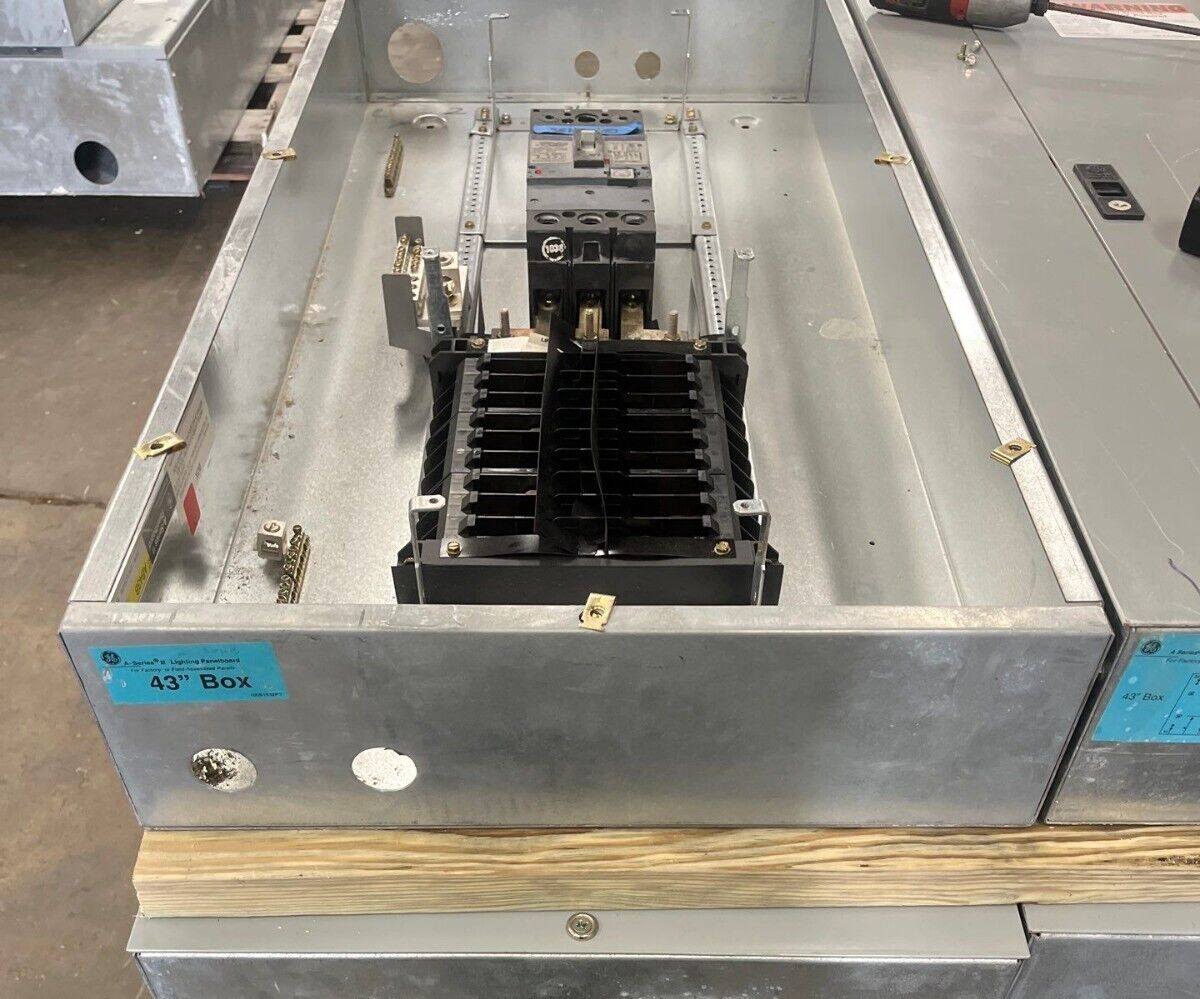 GE AEF3182KTX Panelboard 225A 480/277V 3PH 4W 18Cir Indoor Encl MCB SFHA36AT0250 P597 Used