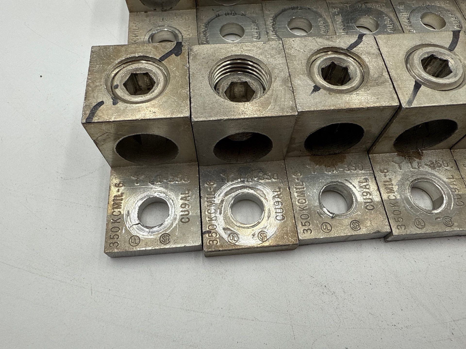 30PC CMC LA-350 Mechanical Lug 350KCMIL-6 CU9AL Aluminum Used
