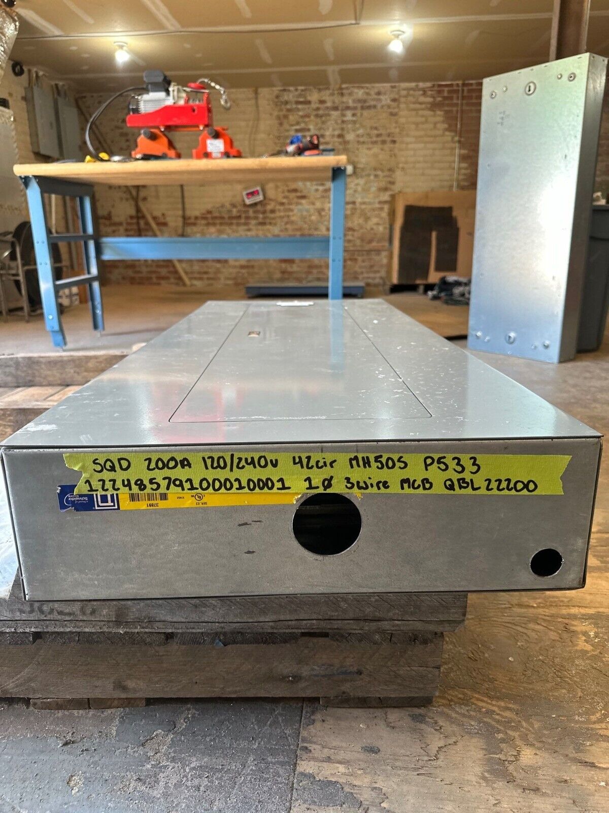 Square D NQOD Panelboard 200A 120/240V 1PH 3W 42 Cir Indoor Encl MCB QBL22200 P533 Used