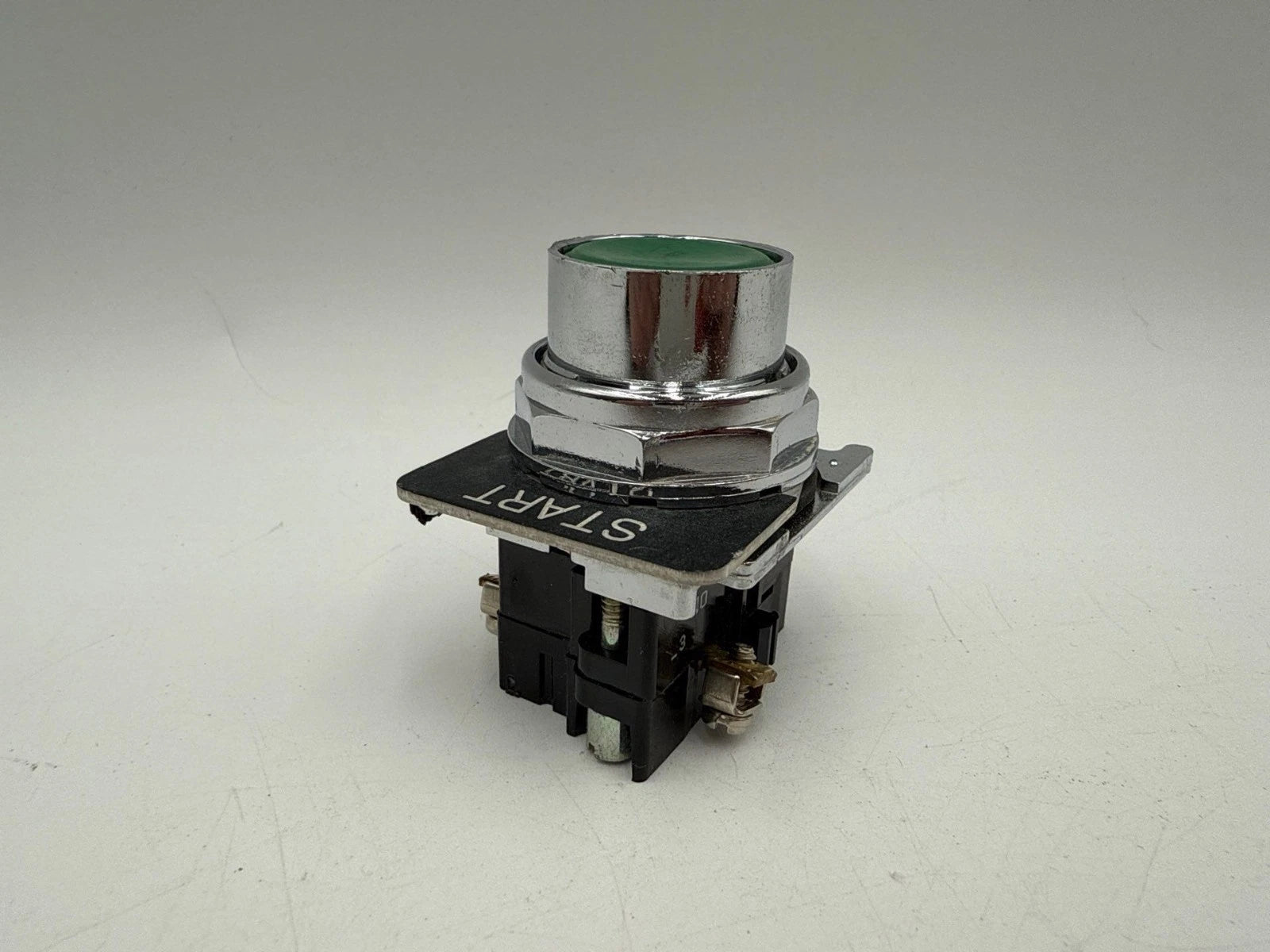 Cutler Hammer 10250T 91000T Push Button Green Start 600V Control Panel Equip Used