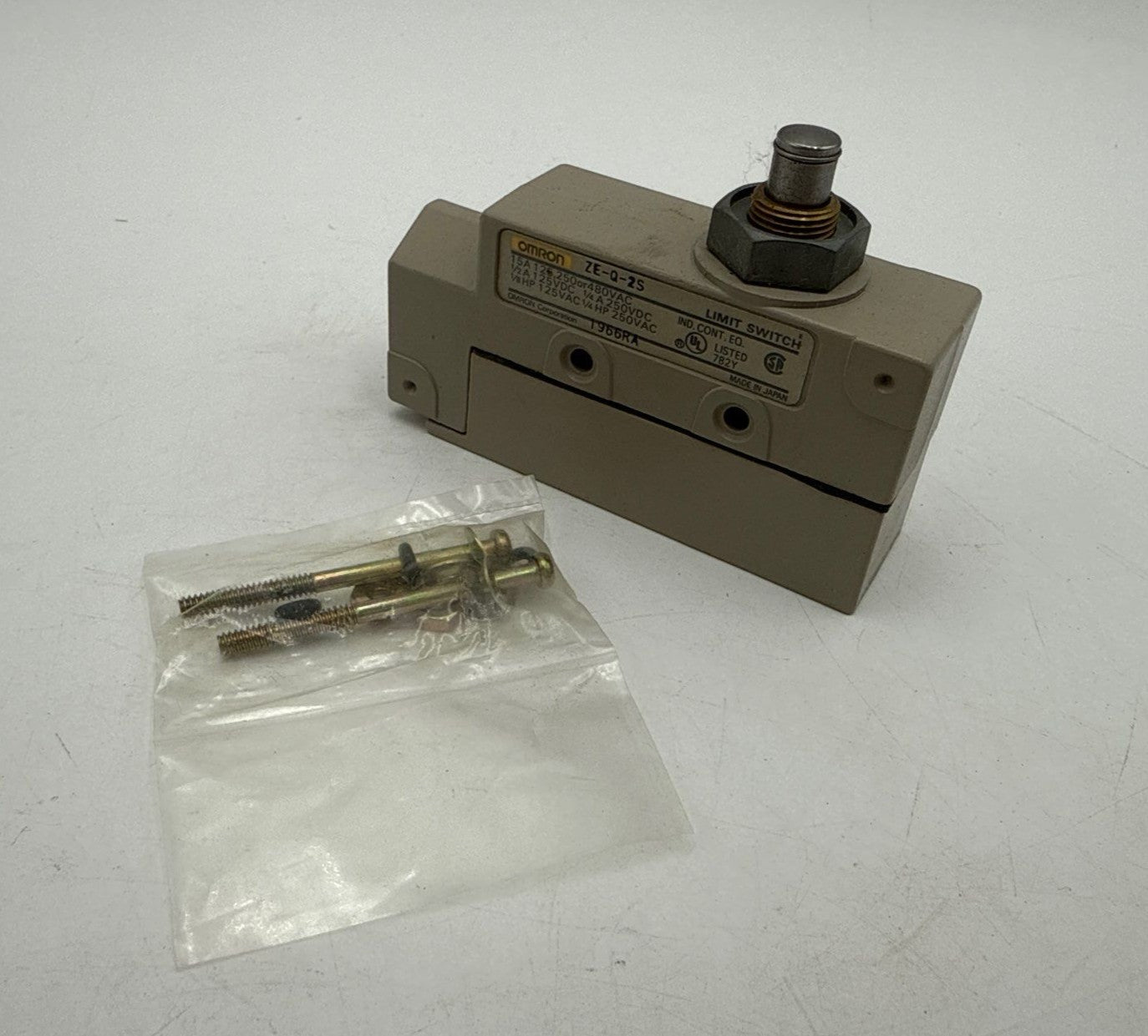 Omron ZE-Q-2S Plunger Style Limit Switch SPDT 15A 480V New