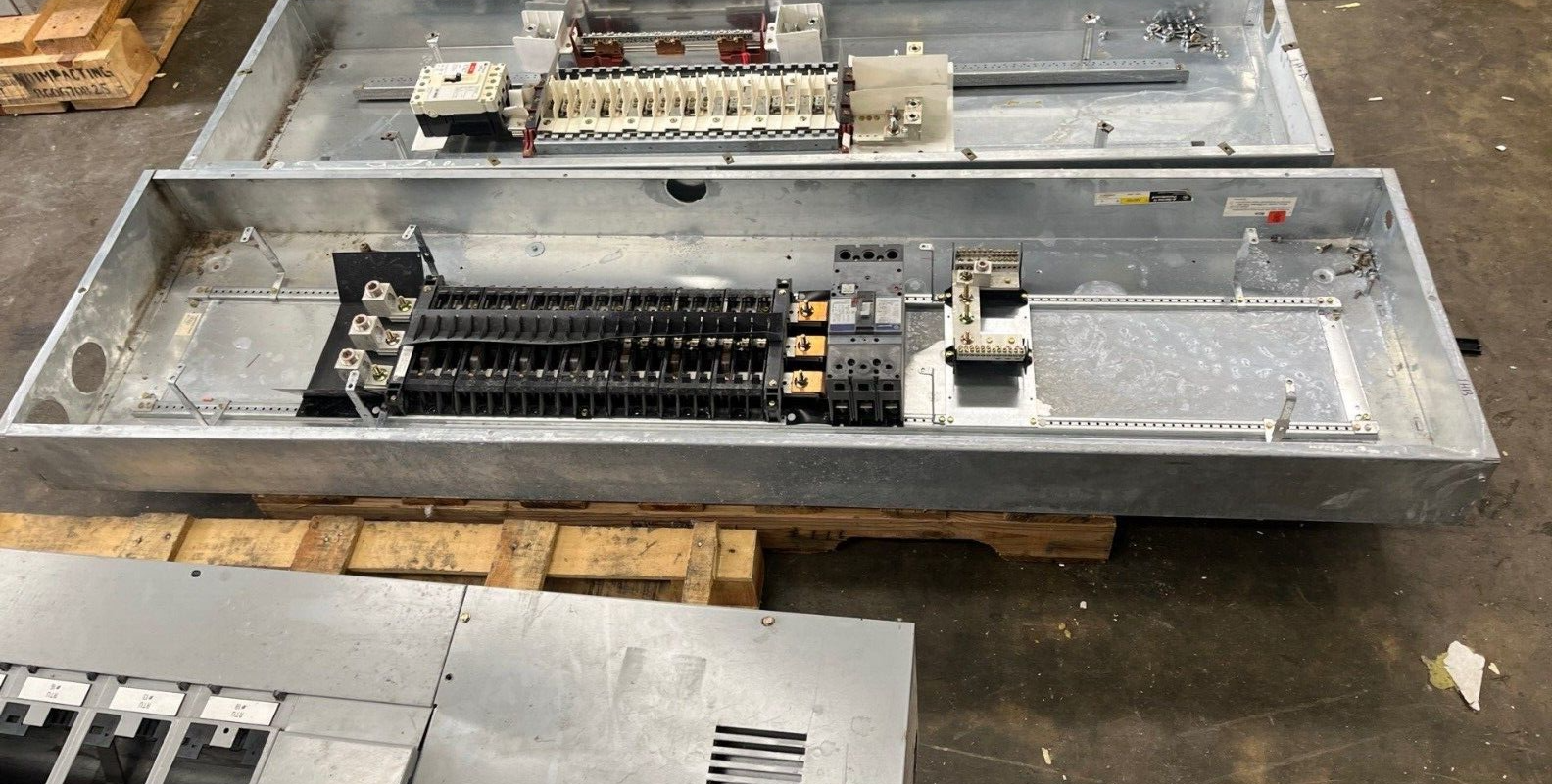 GE AEF3424MBX Panelboard 400A 3PH 480/277V 4W Indoor Encl MLO 42Cir SFHA36AT0250 P585 Used