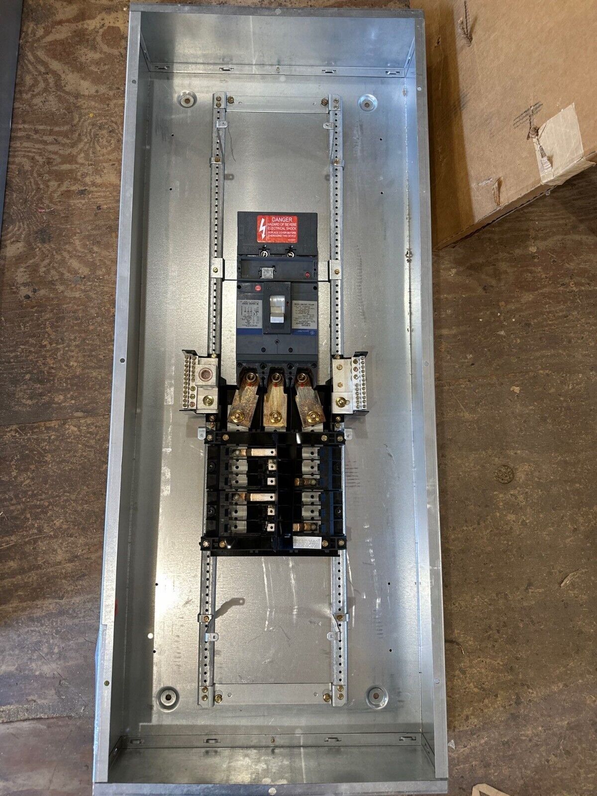 GE AEF3124KB Panelboard 400A 480Y/277V 3PH 4W 18 Circuit Indoor Encl MCB 400 Amp P548 Used