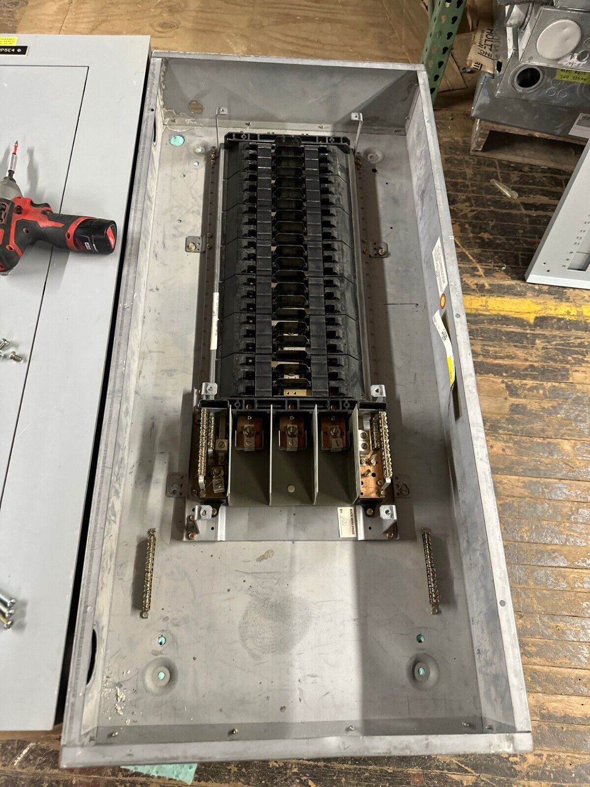 GE AQF3421MBX Panelboard 125A 208Y/120V 3PH 4W 42 CIR Indoor Encl MLO Main Lug P077 Used