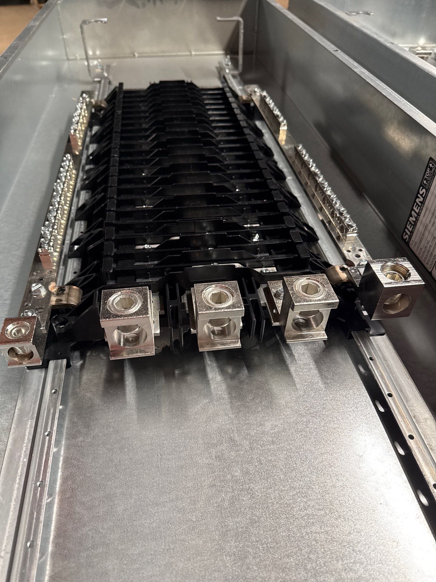 Siemens P1E42ML400ABST Panelboard 400A 480/277V 3PH 4W MLO Panel 400 Amp New