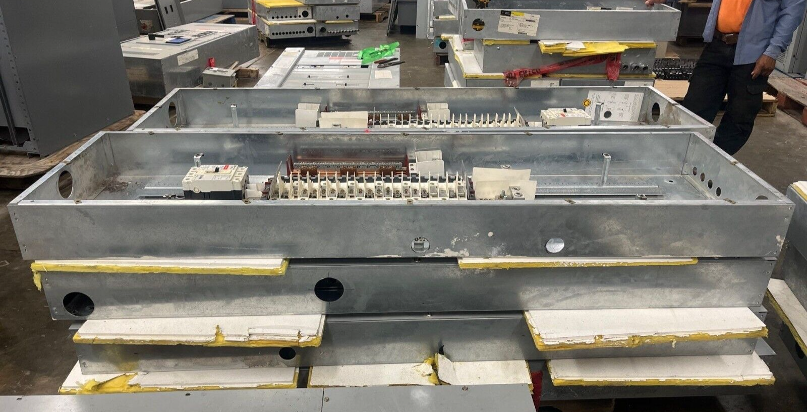 Cutler Hammer PRL2A Panelboard 400A 277/480V 3PH 4W Indoor Encl 42Cir MLO FD3225 P574 Used