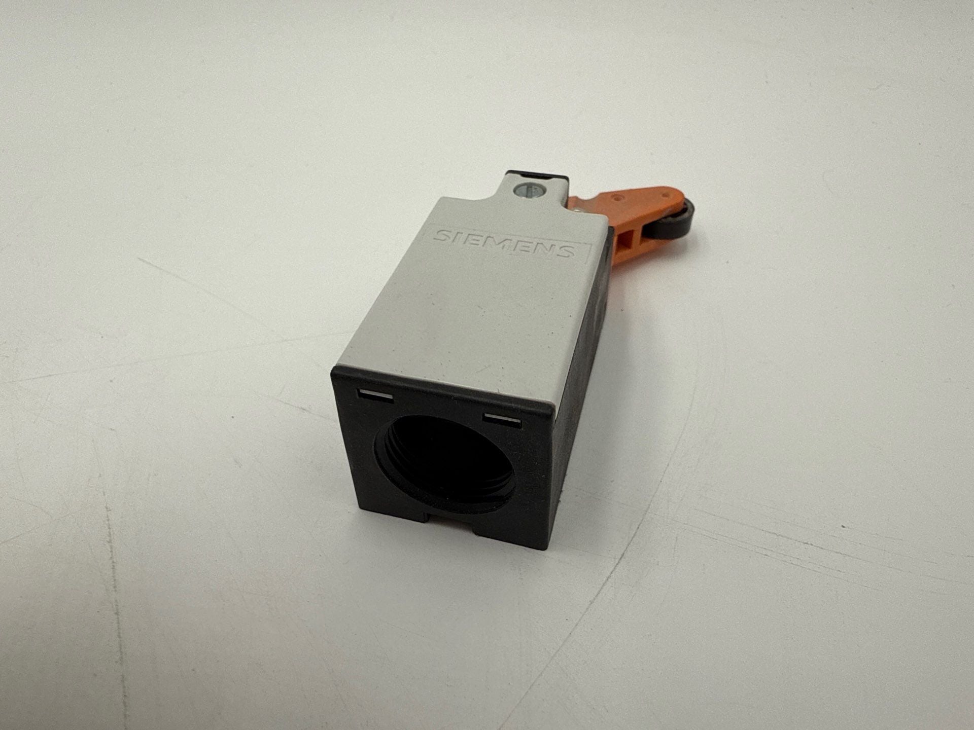 Siemens 3SE2-200-1F Angular Roller Snap Action Limit Switch 6A 230V New