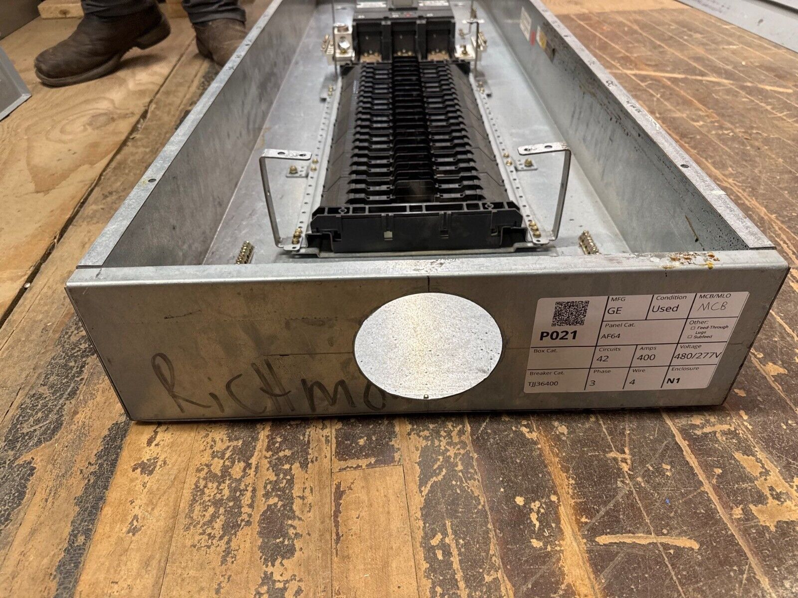 GE AEF3424BT Panelboard 400A 480/277V 3PH 4W Indoor Encl 42 Cir TJJ436400 MCB P021 Used