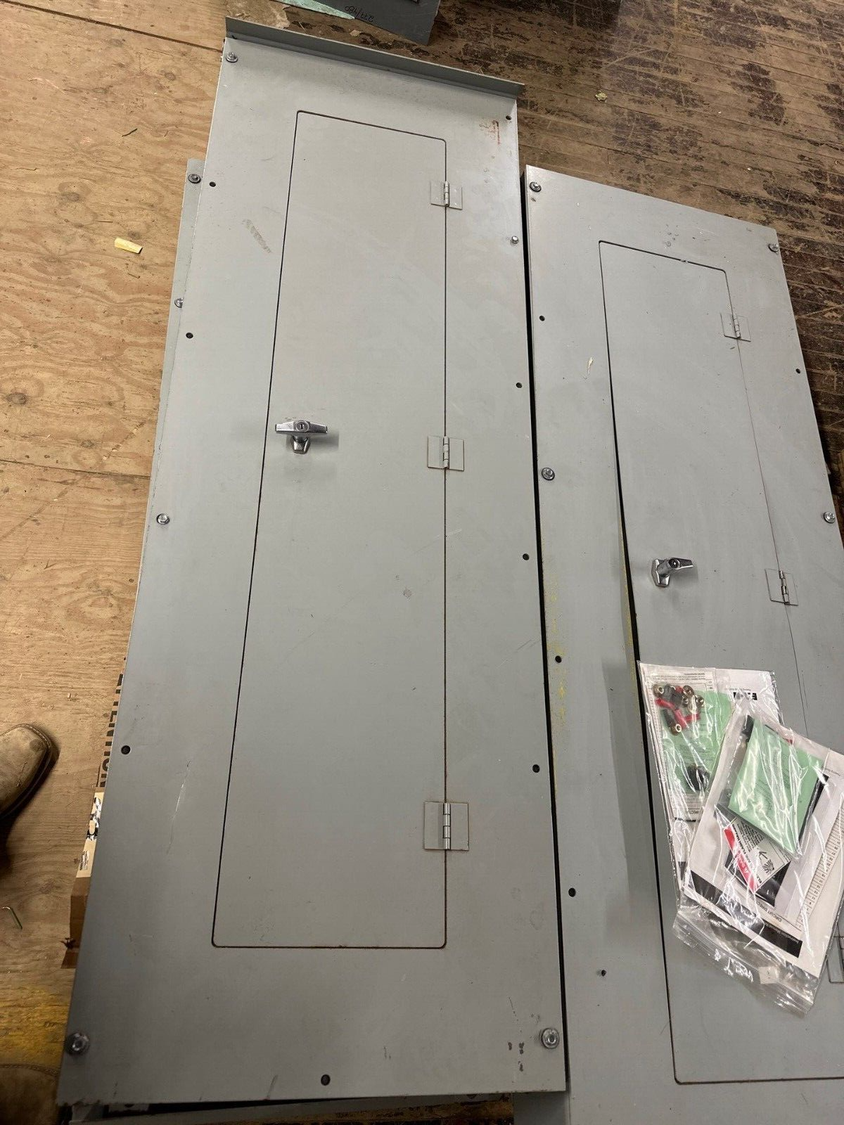 Eaton PRL3A Panelboard 400A 480Y/277V 3PH 4W Main Lug 3R Outdoor Encl MLO 18 Cir P282 Used