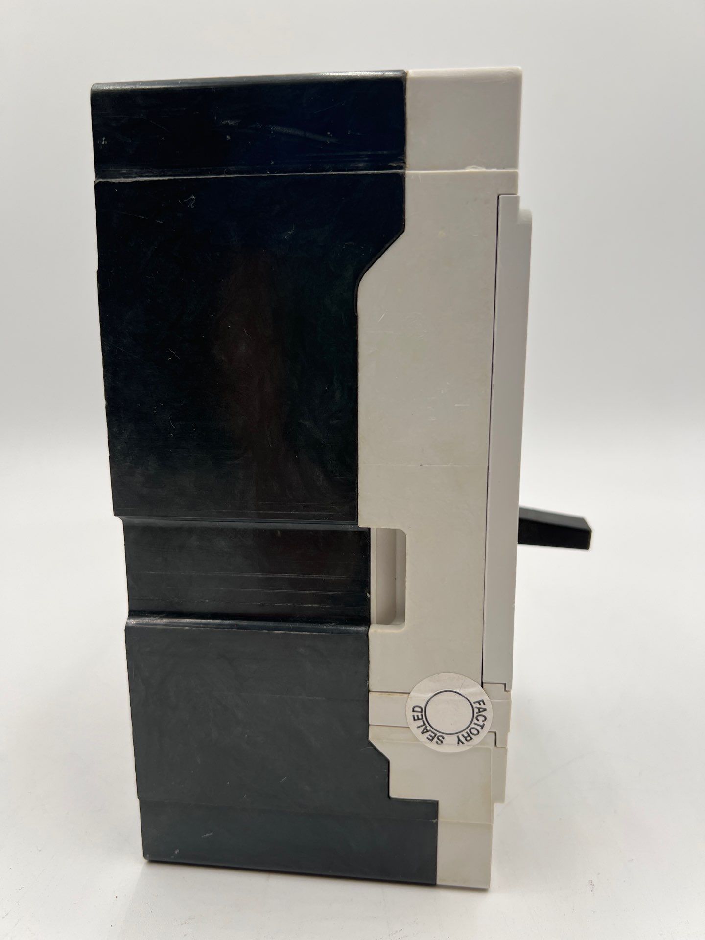 Eaton JGC3250NNWC Circuit Breaker 100A 3P 600V 3PH Bolt On JGC3100 Used