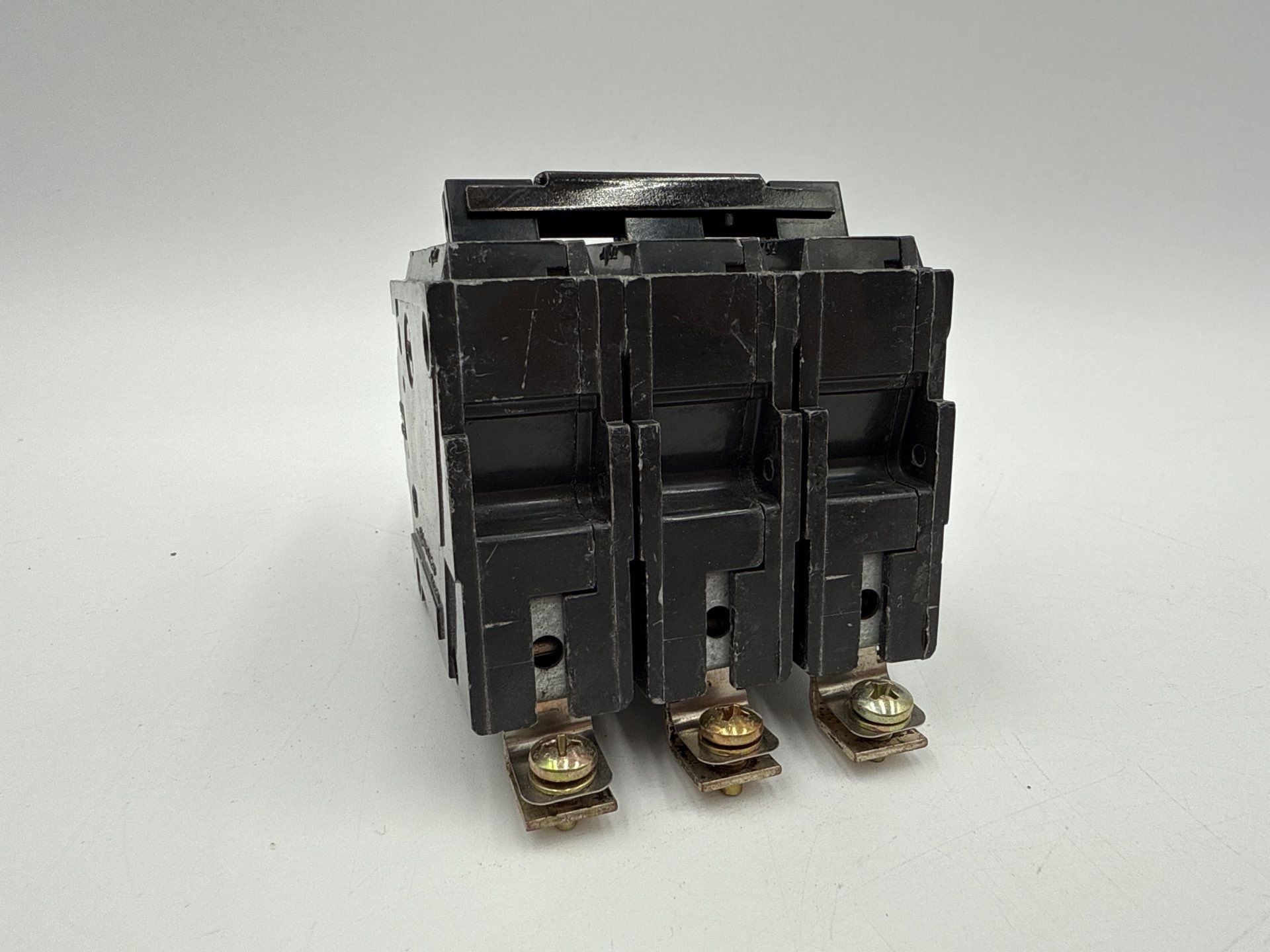 GE THQB32090 Circuit Breaker 90A 3P 240V THQL Bolt On 90 Amp 3 Pole Used