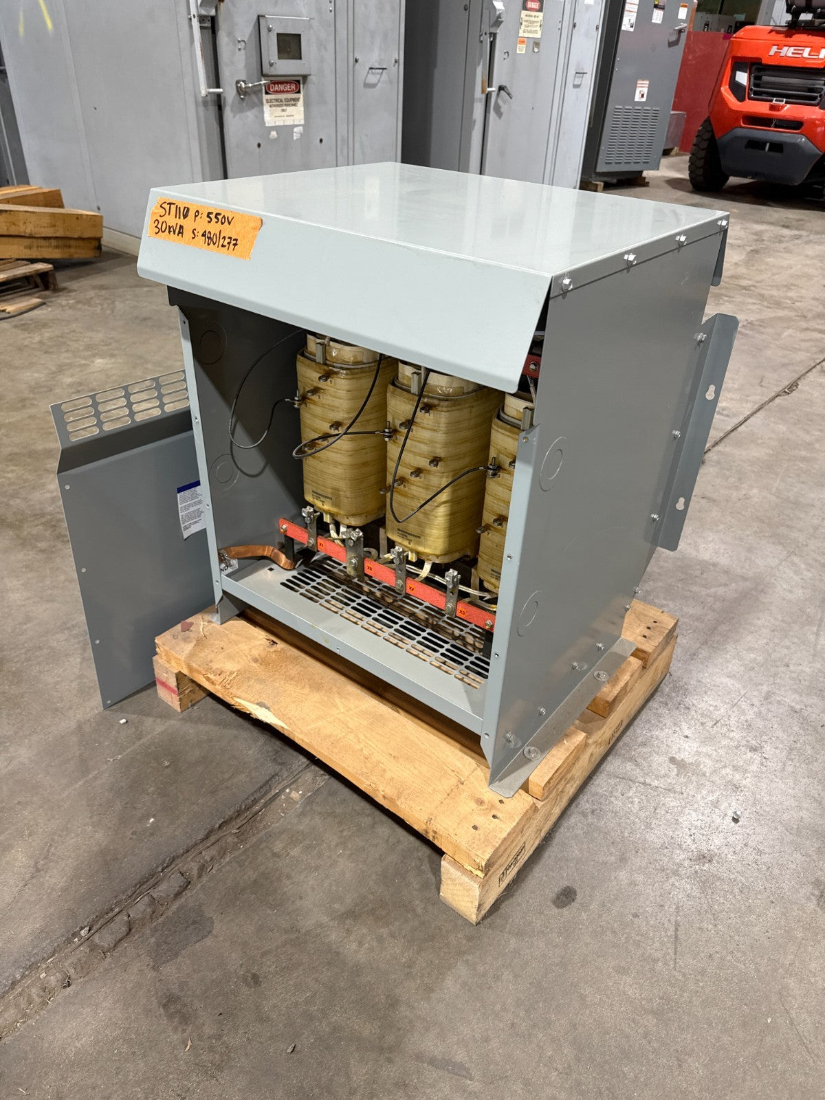 30 KVA Hammond 237923 Transformer Pri 550V Sec 480/277V 3PH 3R Encl New