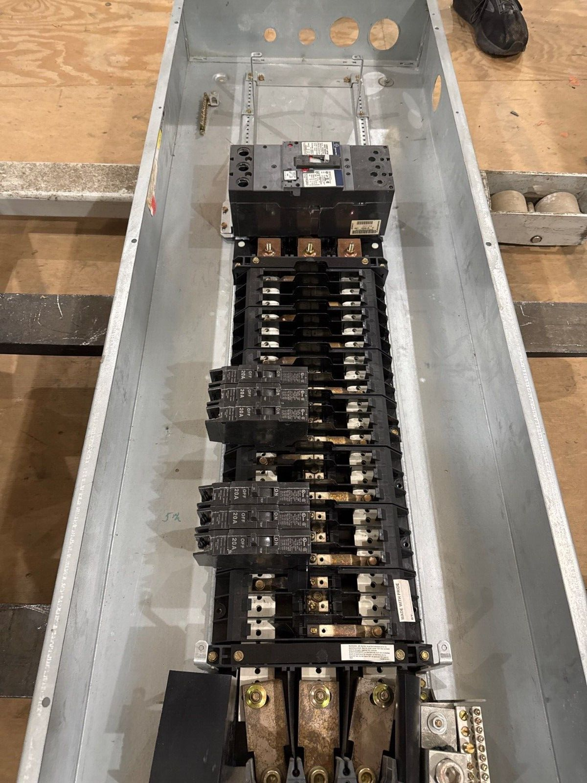 GE AEF3424KBX Panelboard 400A 208/120V 3PH 4W 42Cir Indoor Encl MCB SGHA36AT0400 P240 Used