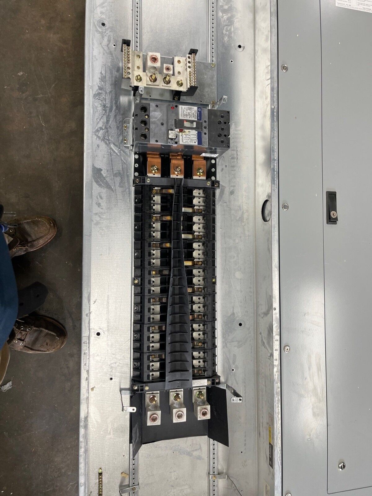 GE AEF3424MBX Panelboard 400A 3PH 480/277V 4W Indoor Encl MLO 42Cir SFHA36AT0250 P588 Used