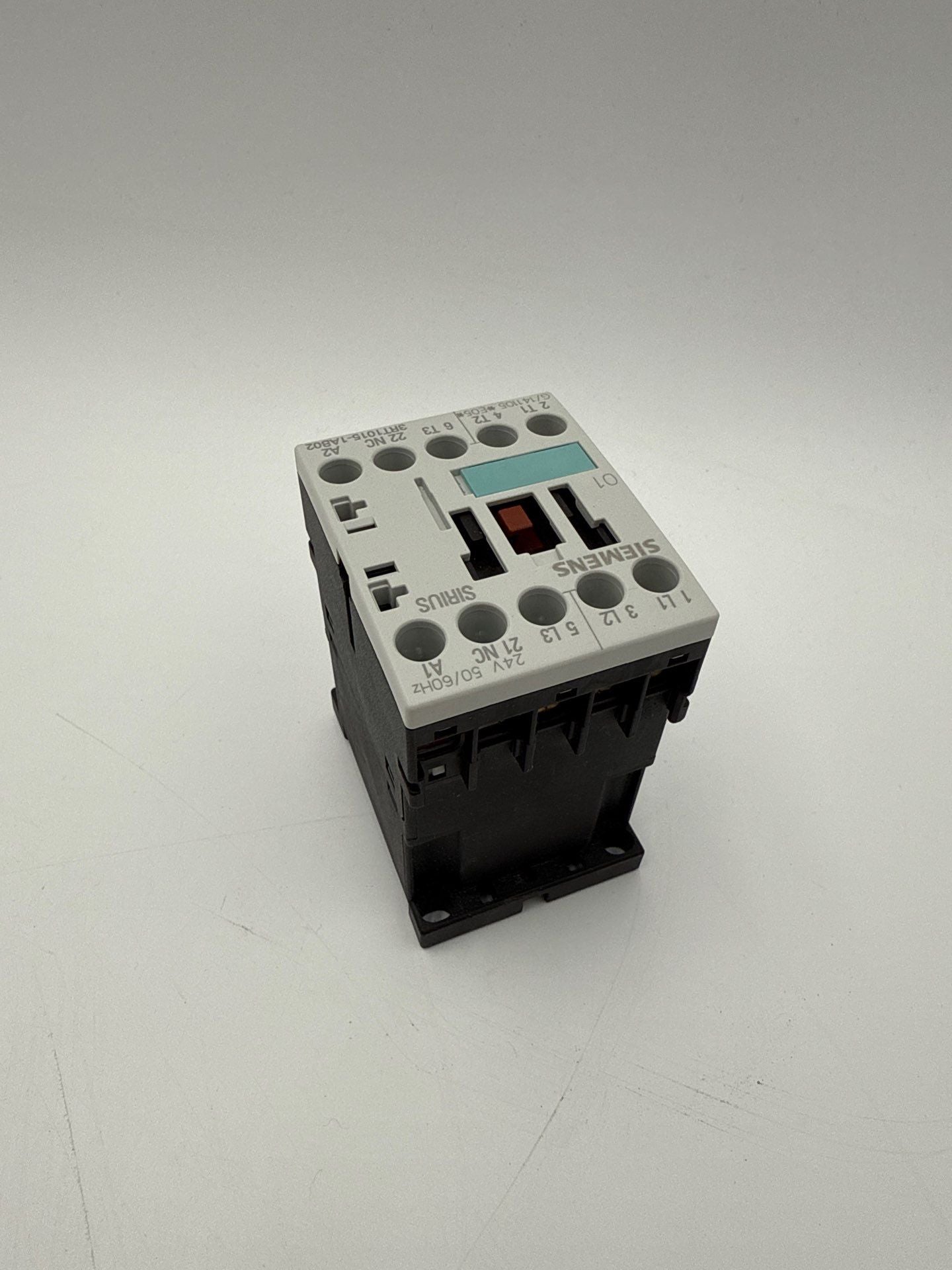 Siemens 3RT1015-1AB02 Contactor 7A 3P 600V Coil 24V SIZE S00 1NC New