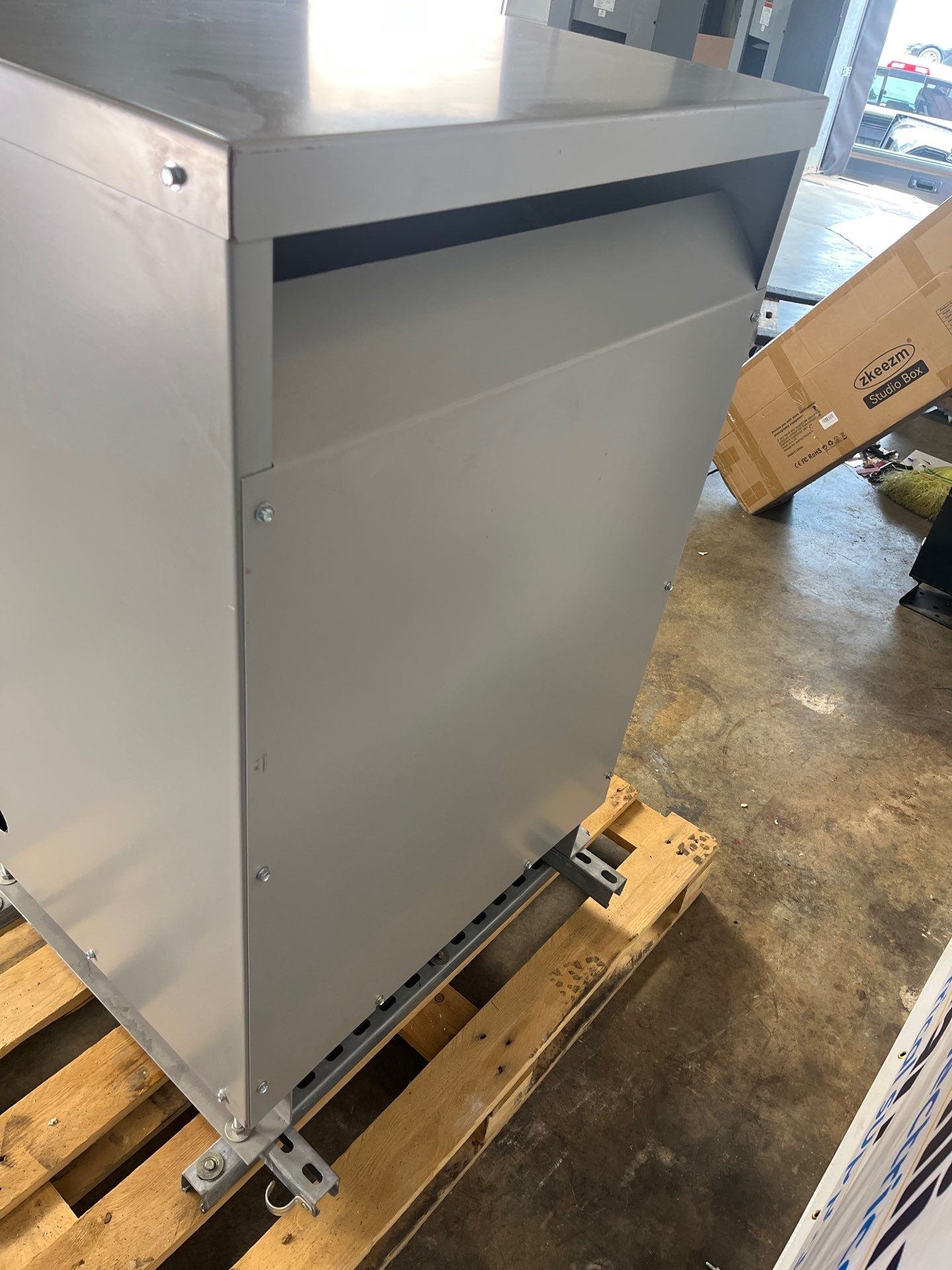 112.5kVA Siemens 3F3Y112 Transformer 3PH Pri 480V Sec 208/120V Indoor ST100 Used