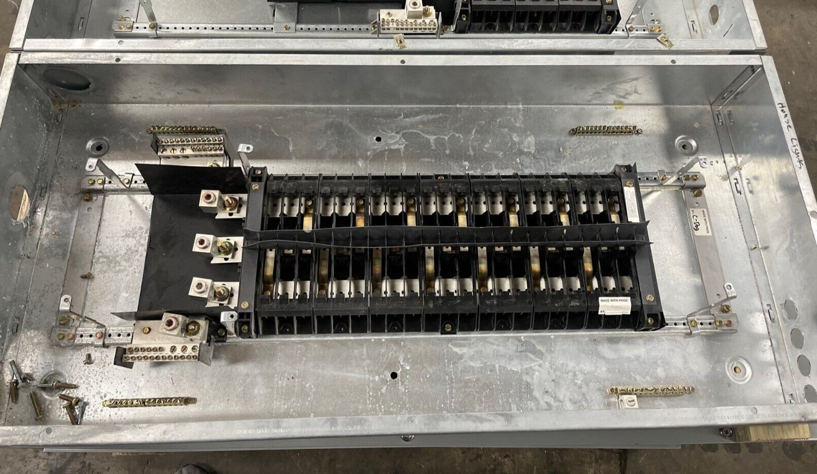 GE AEF3422MBX Panelboard 225A 480/277V 3PH MLO 4W 42 Circuit Indoor Encl AB43B P596 Used