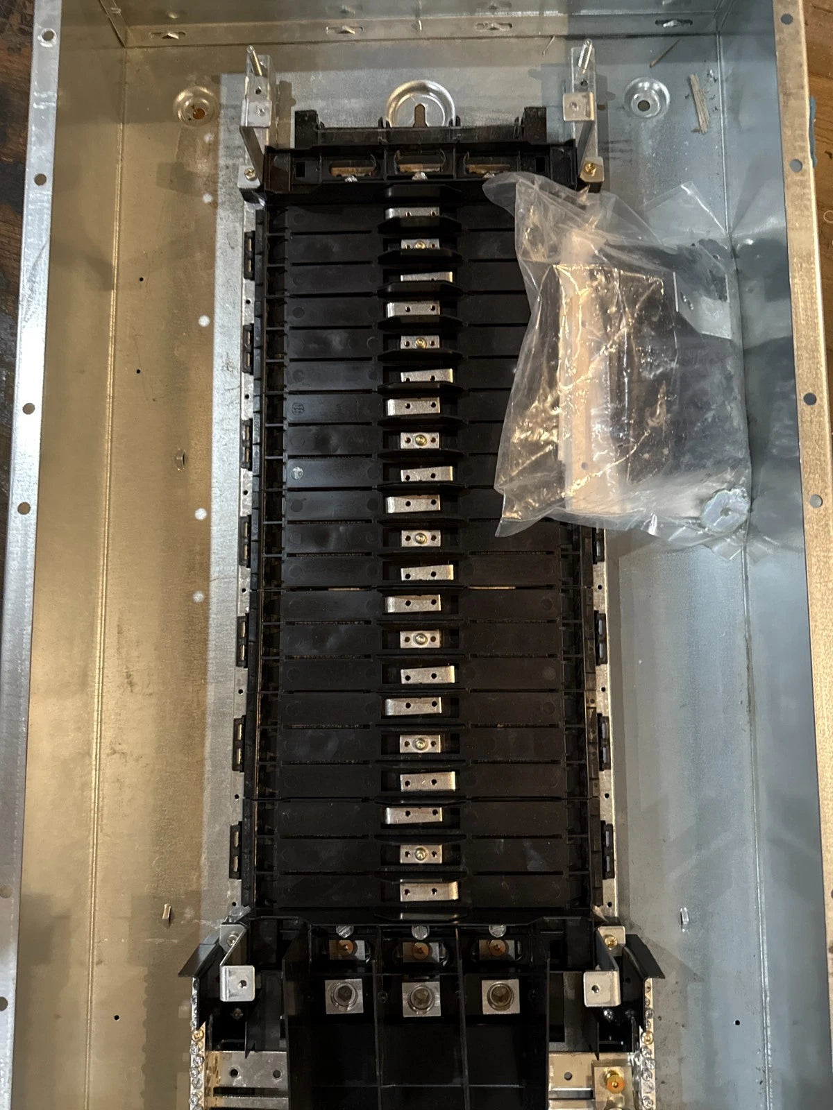 Square D NF442L2C Panelboard 250A 600/347V 3PH 4W MLO Panel 250 Amp 42 Cir New